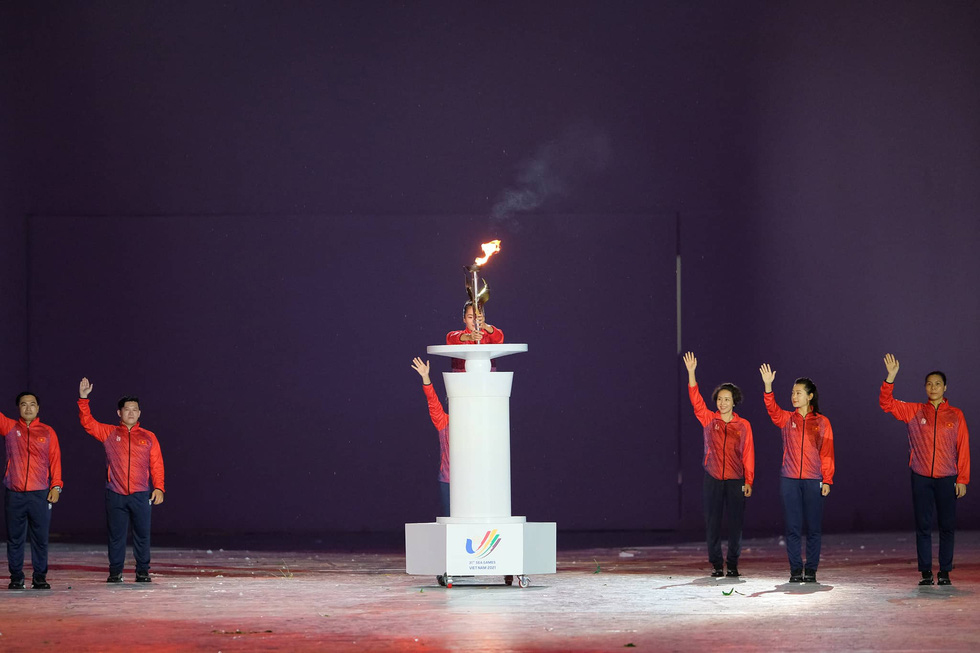 VĐV điền kinh Quách Thị Lan thắp ngọn đuốc SEA Games 31. Ảnh: TTO.