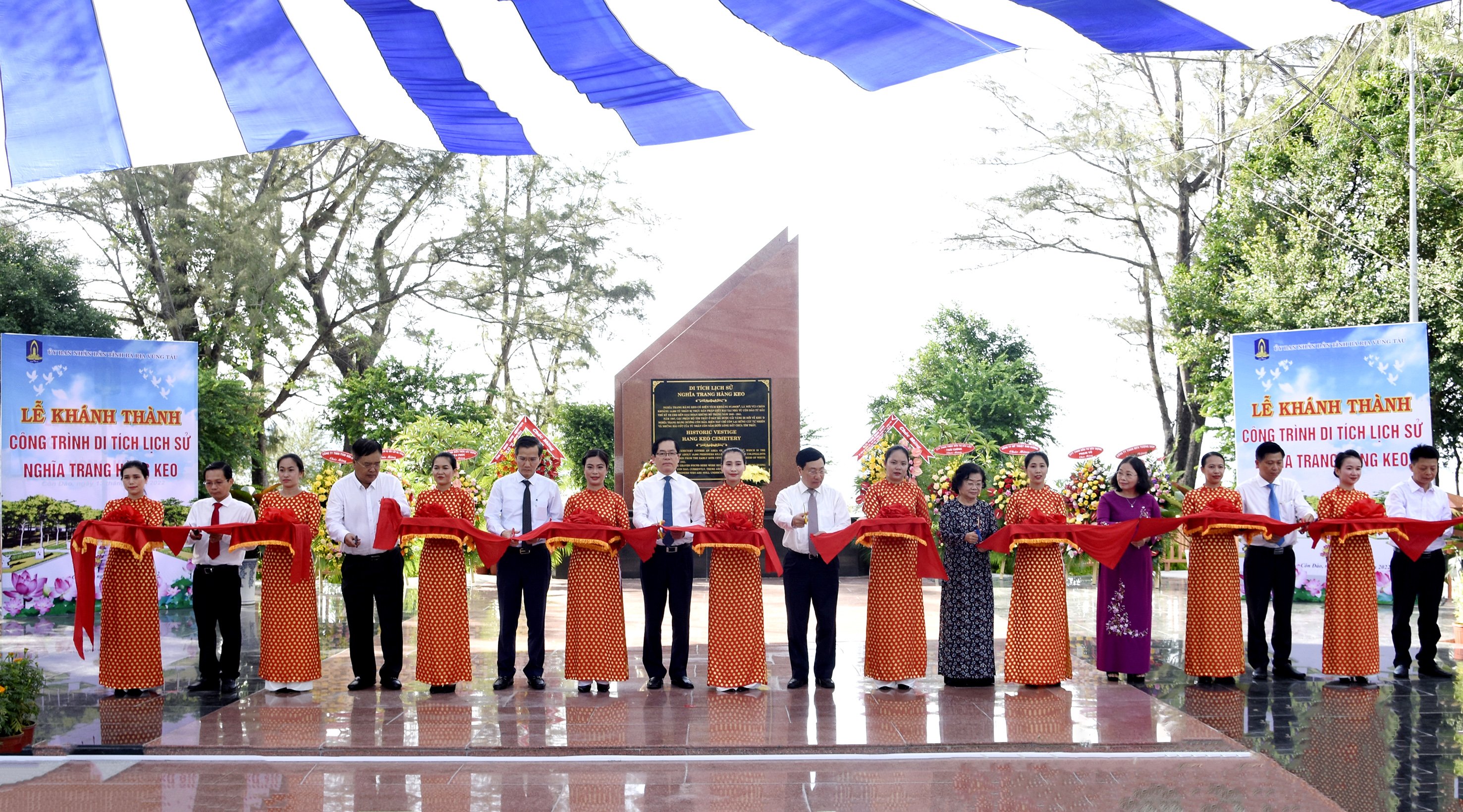 Phó Thủ tướng Chính phủ Phạm Bình Minh và các đại biểu thực hiện nghi thức cắt băng khánh thành công trình chỉnh trang Di tích đặc biệt quốc gia Nghĩa trang Hàng Keo.
