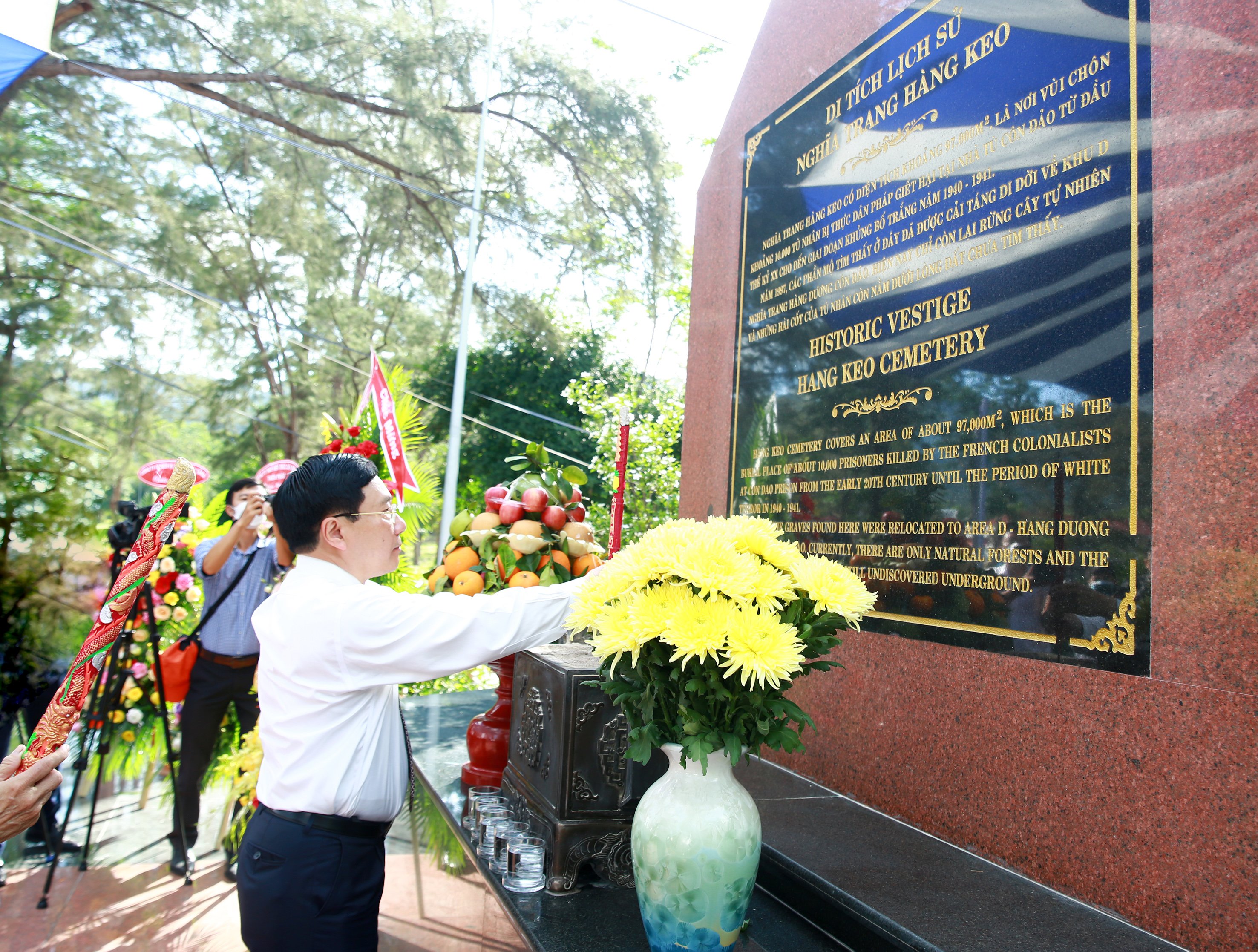 Phó Thủ tướng Phạm Bình Minh dâng hương tưởng nhớ các anh hùng liệt sĩ tại Nghĩa trang Hàng Keo.