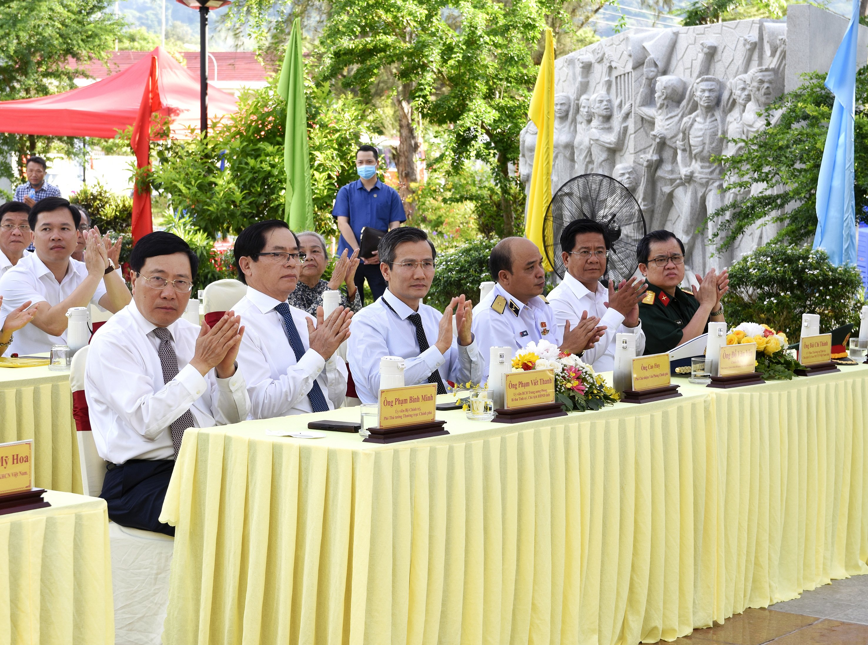 Phó Thủ tướng Phạm Bình Minh; ông Phạm Viết Thanh, Bí thư Tỉnh ủy, cùng các đại biểu dự lễ.