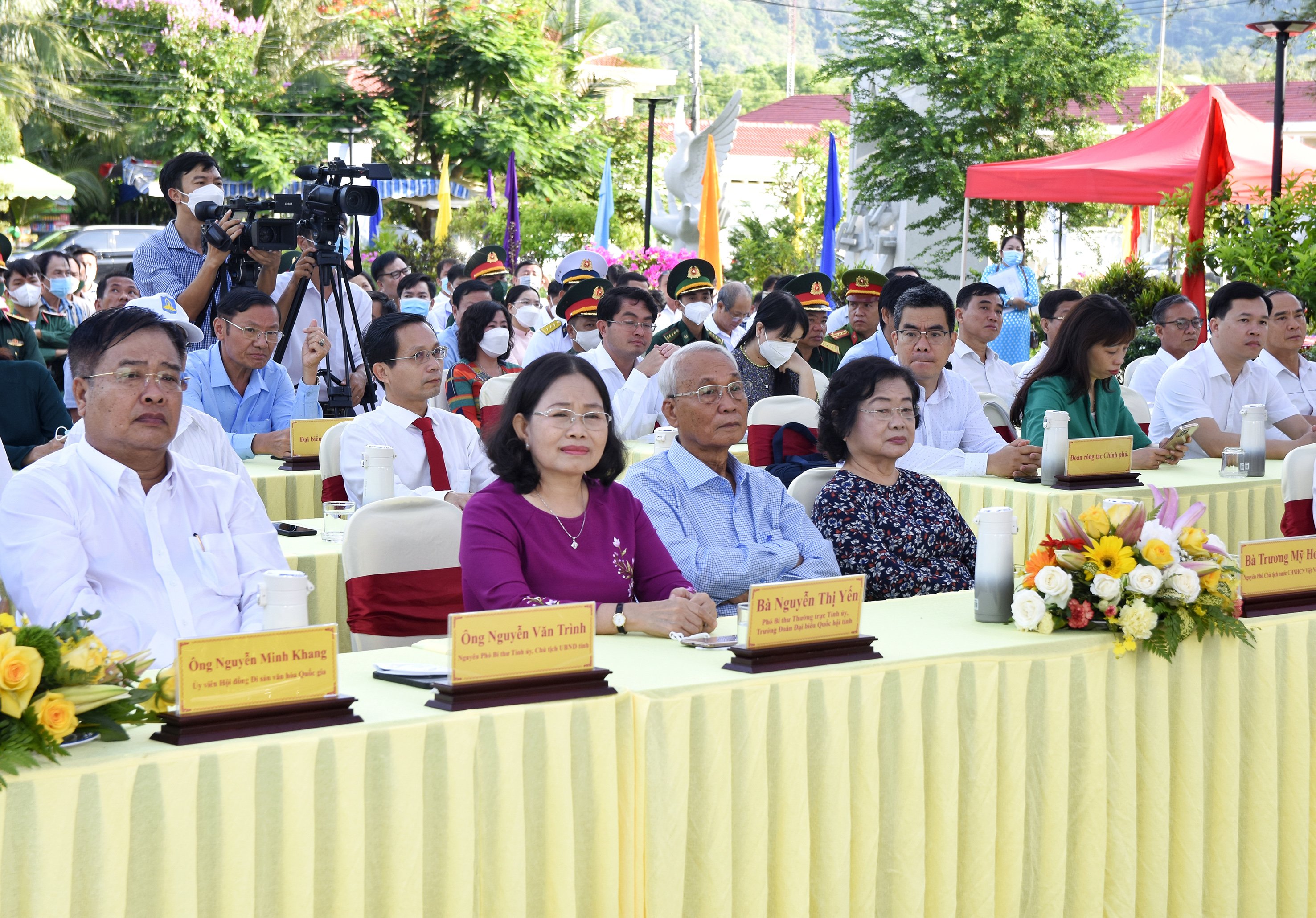 Bà Trương Mỹ Hoa, nguyên Phó Chủ tịch nước; bà Nguyễn Thị Yến, Phó Bí thư Thường trực Tỉnh ủy, Trưởng Đoàn Đại biểu Quốc hội tỉnh; ông Nguyễn Văn Trình, nguyên Chủ tịch UBND tỉnh và các đại biểu dự lễ.