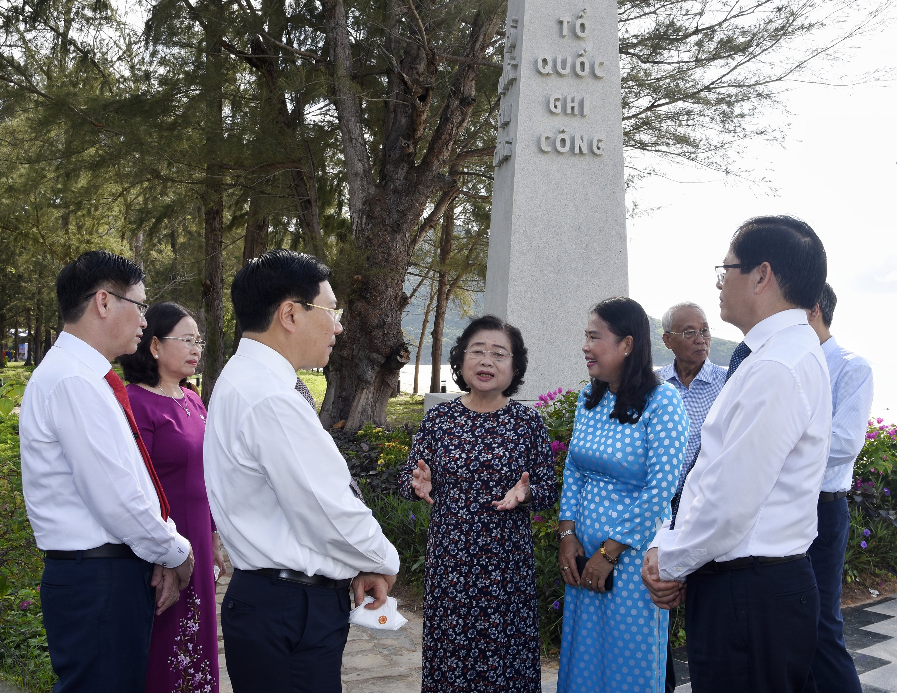 Bà Trương Mỹ Hoa, nguyên Phó Chủ tịch nước, cựu tù chính trị Côn Đảo kể lại những câu chuyện về những người chiến sĩ cách mạng, những người yêu nước kiên trung, tình đồng đội, tinh thần đấu tranh chống áp bức của kẻ thù trong ngục tù.
