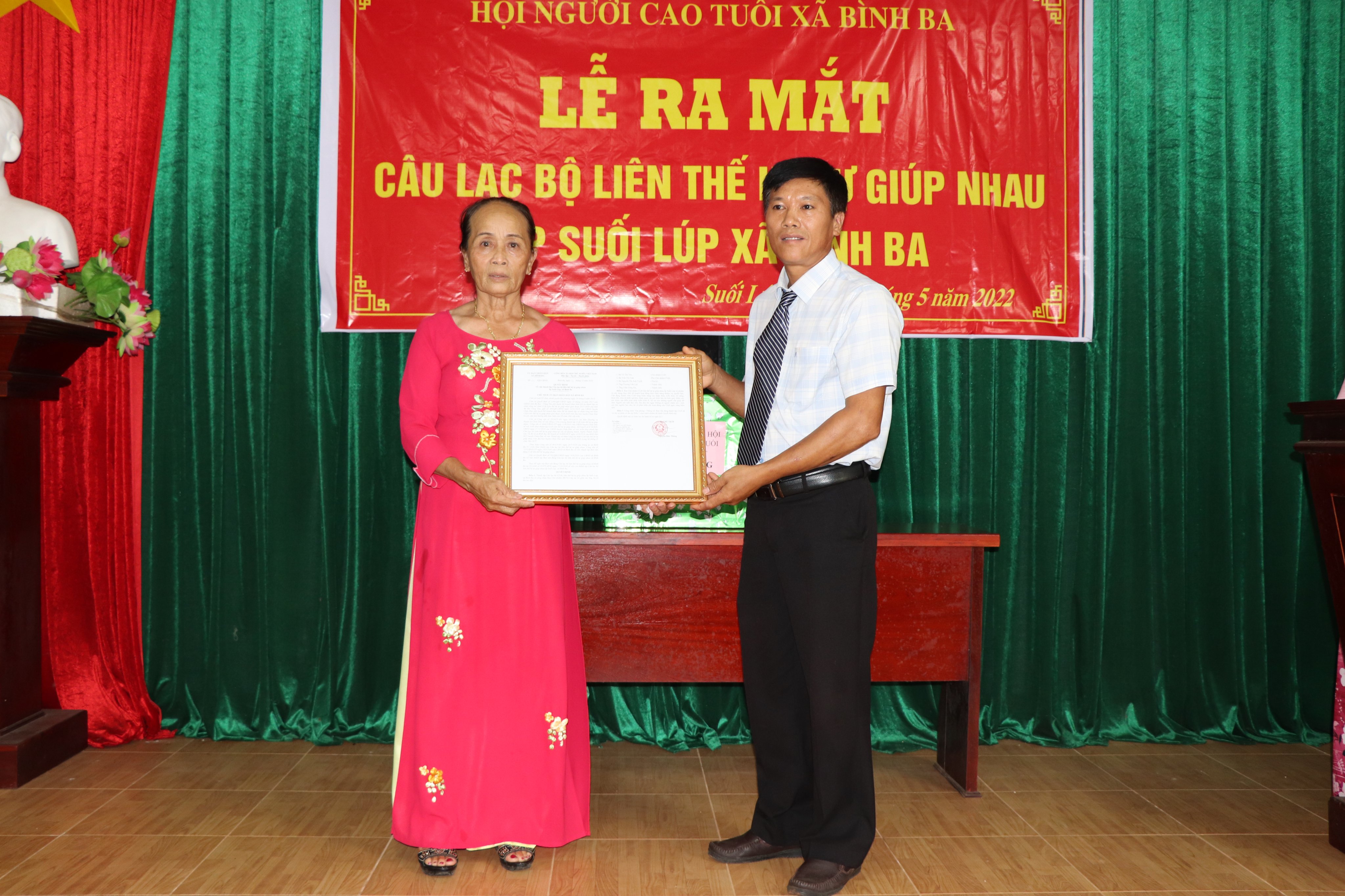 Ông Phạm Tiến Huynh, Phó Chủ tịch UBND xã Bình Ba trao quyết định thành lập CLB.