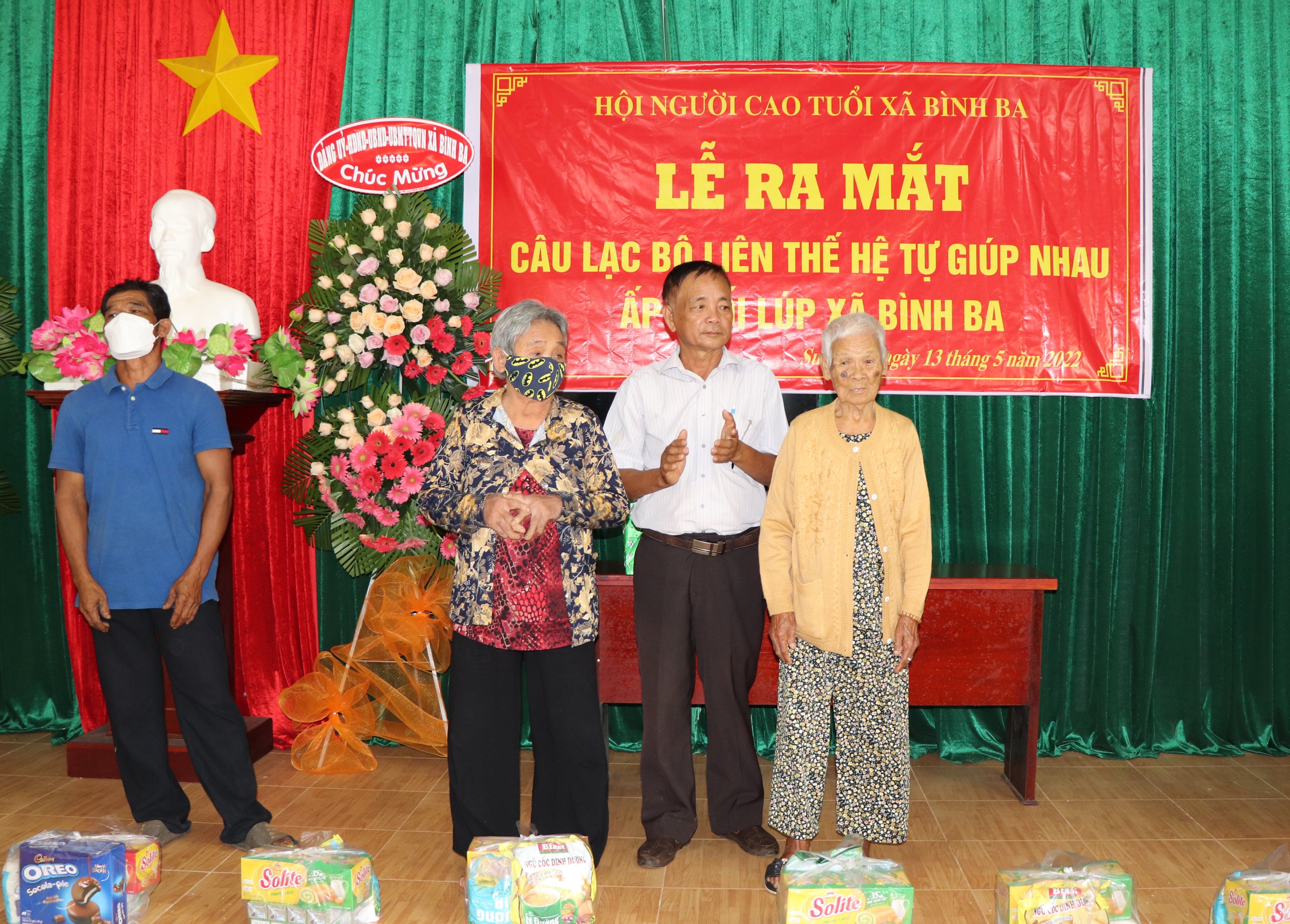 Ông Võ Văn Mã, Bí thư ấp Suối Lúp, xã Bình Ba trao tặng quà cho hộ nghèo, hộ khó khăn trên địa bàn.