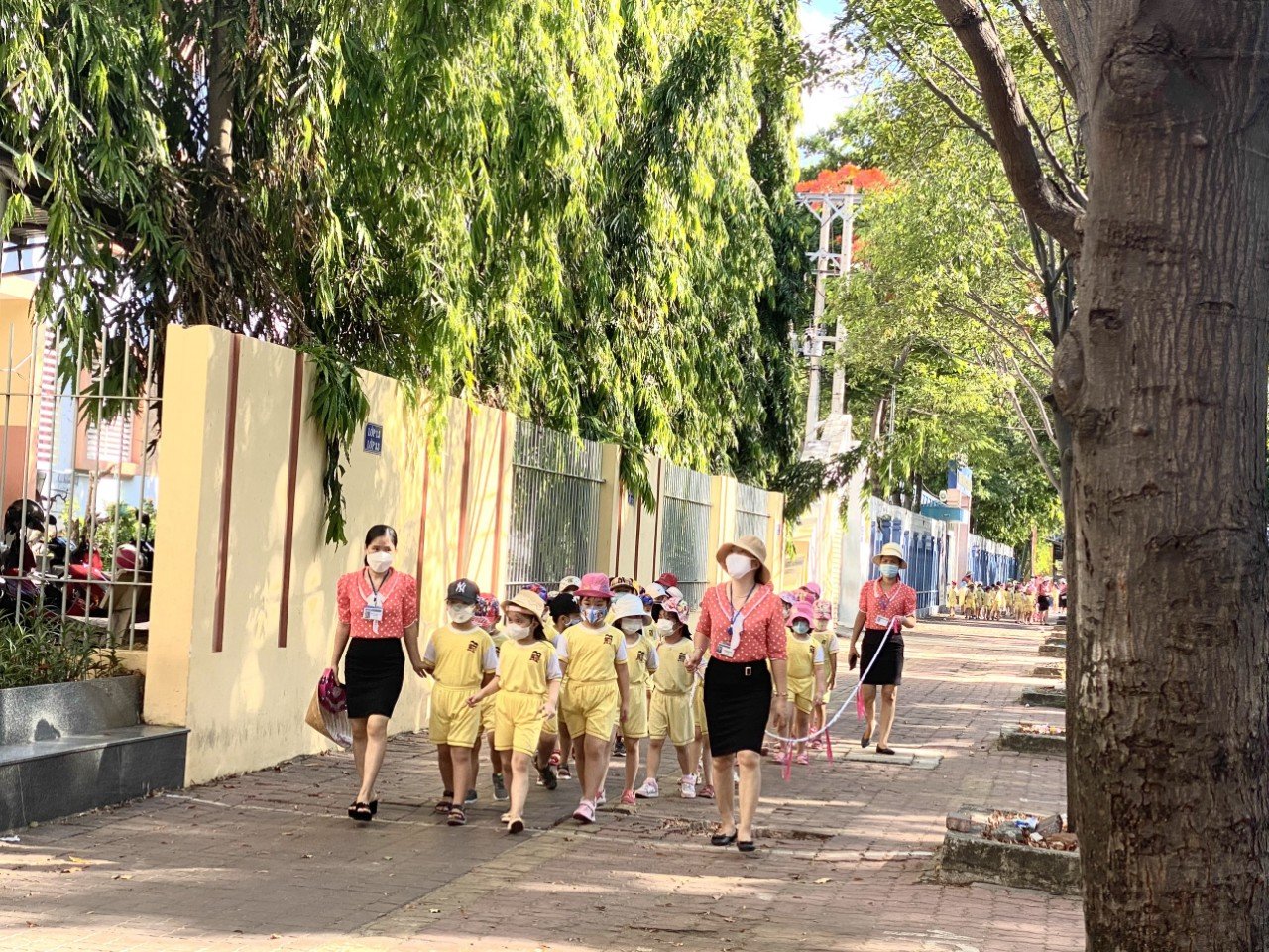 Trước đó, GV đã chu đáo dặn dò phụ huynh chuẩn bị giày, dép có quai hậu và nón cho các em để các em dễ dàng vận động, thoải mái trải nghiệm.