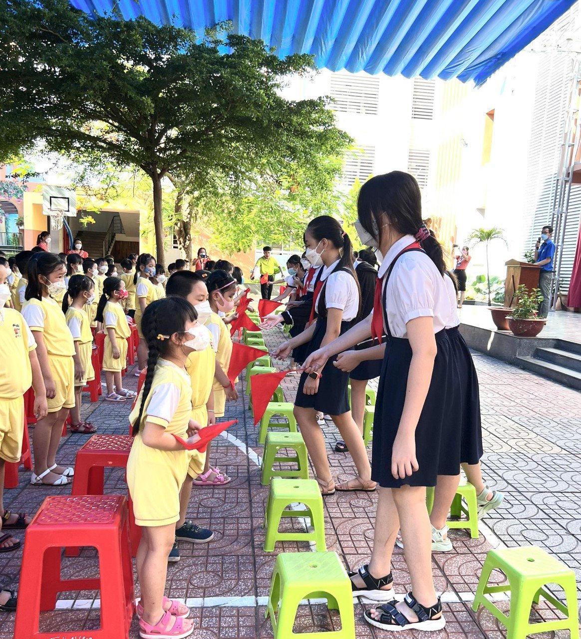 Tại Trường TH Bùi Thị Xuân, các em HS 5-6 tuổi được giao lưu với các anh chị lớp lớn.