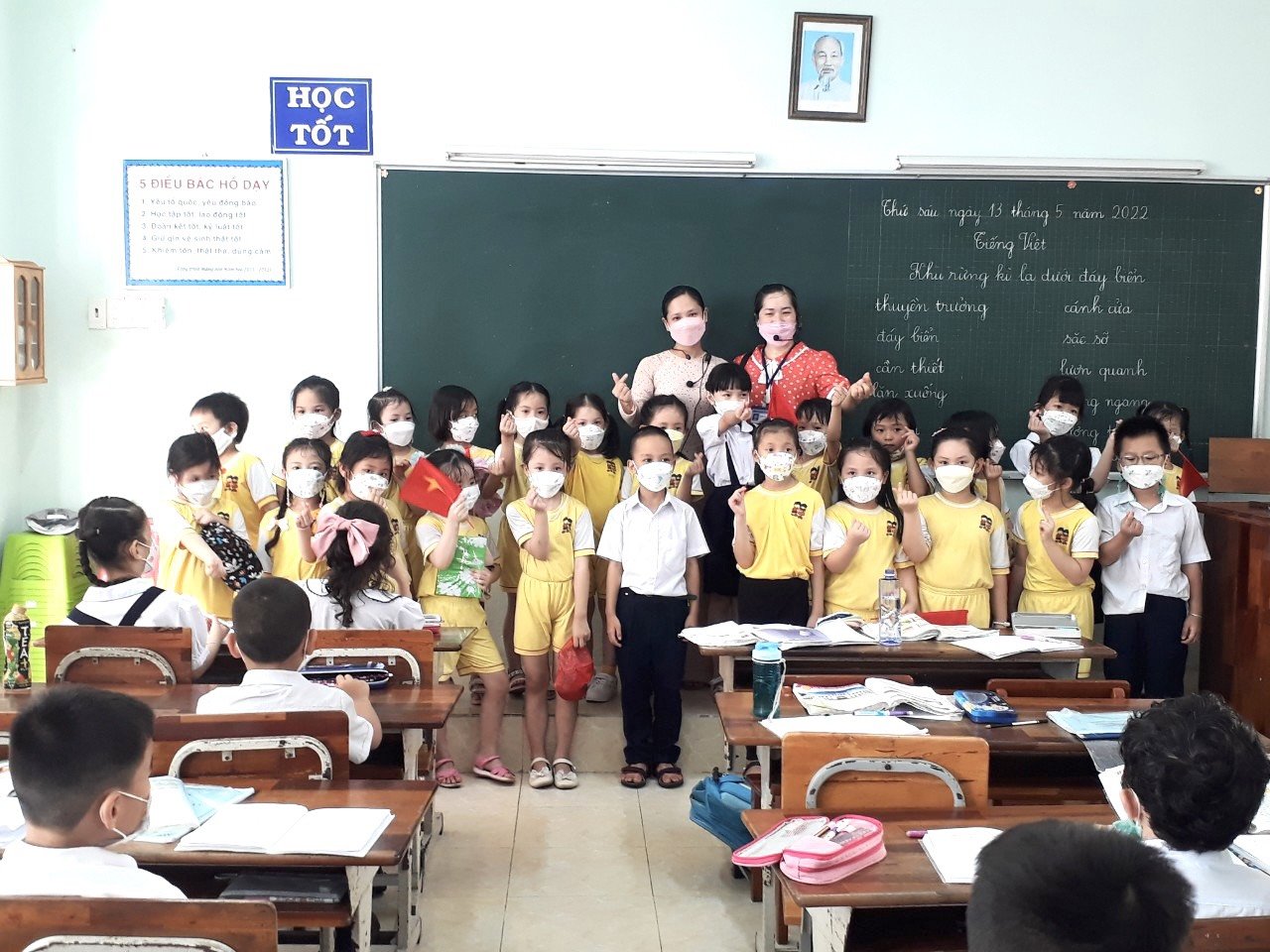 Các em còn được tham quan lớp học và giao lưu với HS lớp 1 của Trường TH Bùi Thị Xuân