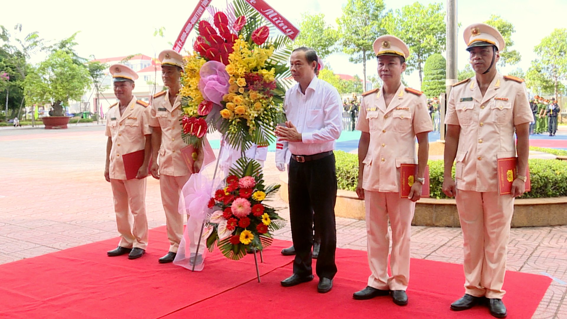 Ông Nguyễn Văn Thọ, Chủ tịch UBND tỉnh tặng hoa chúc mừng Tiểu đoàn CSCĐ dự bị chiến đấu.