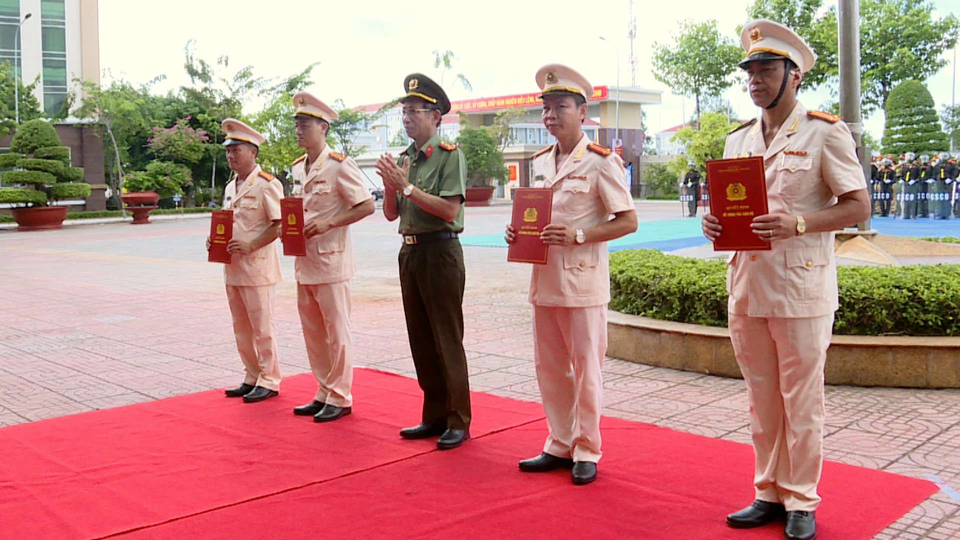 Đại tá Bùi Văn Thảo, Giám đốc Công an tỉnh trao Quyết định thành lập Tiểu đoàn CSCĐ dự bị chiến đấu cho lãnh đạo đơn vị.