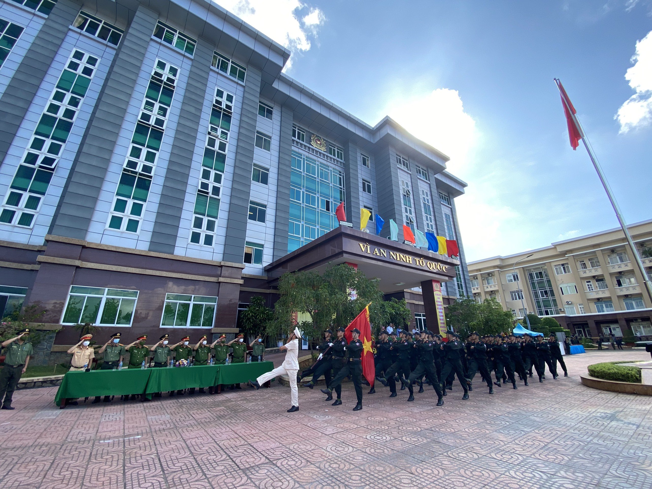 Cán bộ, chiến sĩ Tiểu đoàn CSCĐ dự bị chiến đấu diễu hành biểu dương lực lượng.