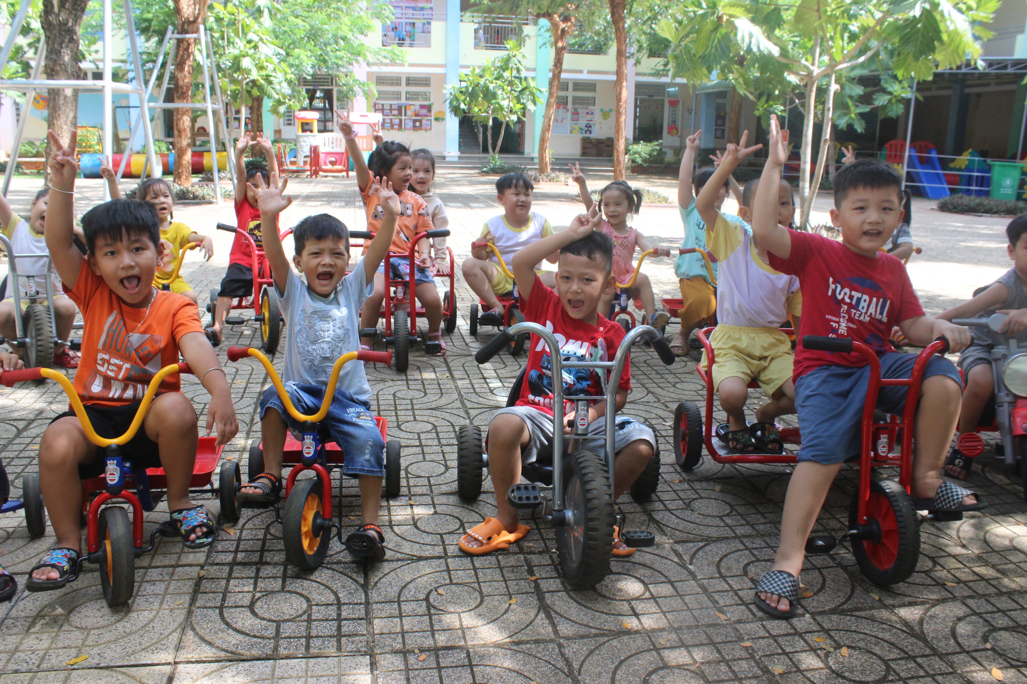 HS Trường MN Lê Ki Ma (huyện Đất Đỏ) tham gia các hoạt động ngoài trời.