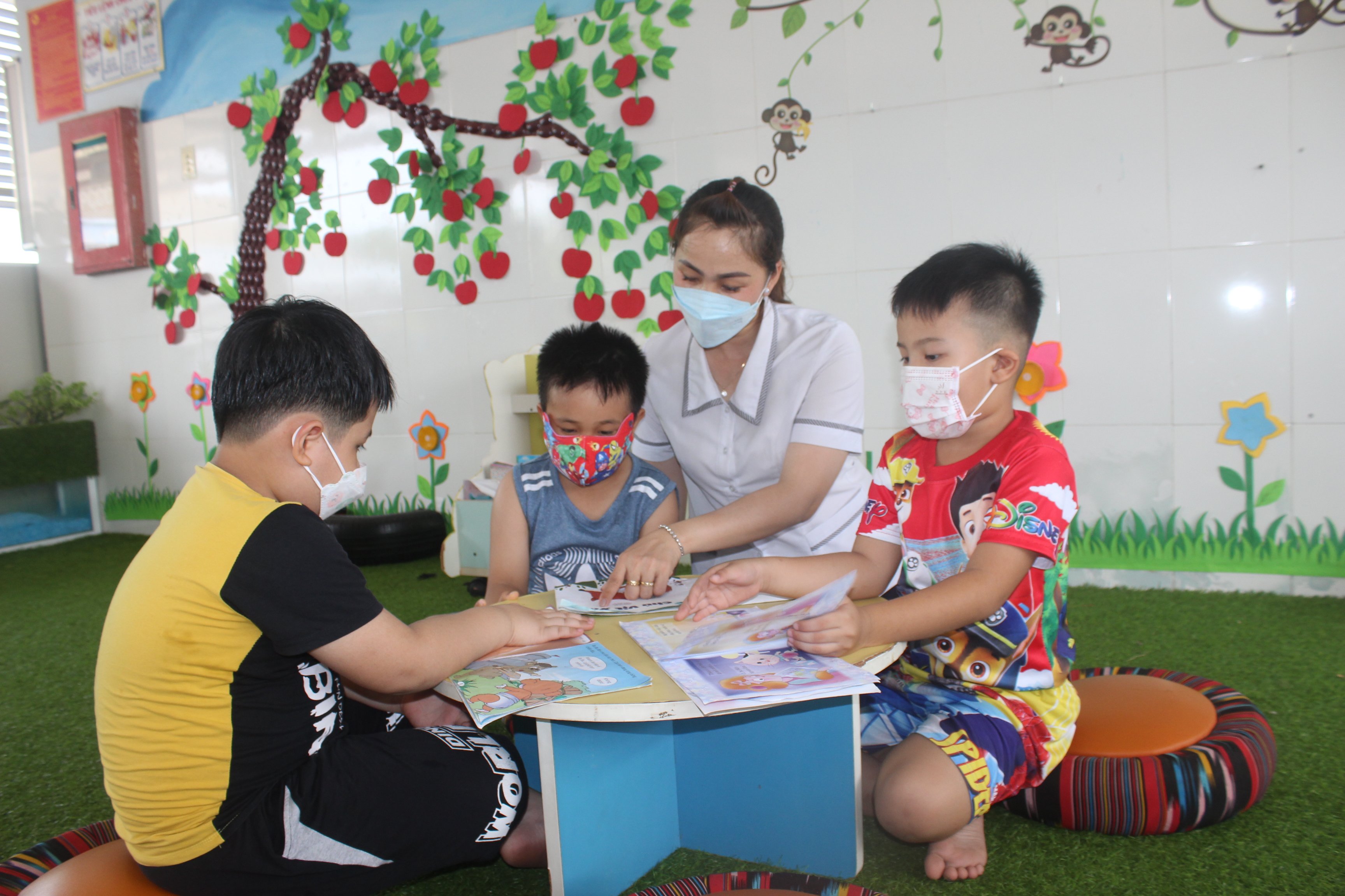 HS Trường MN Hướng Dương (TP. Bà Rịa) xem truyện tranh tại góc thư viện của trường.  Ảnh: HẢI BÌNH
