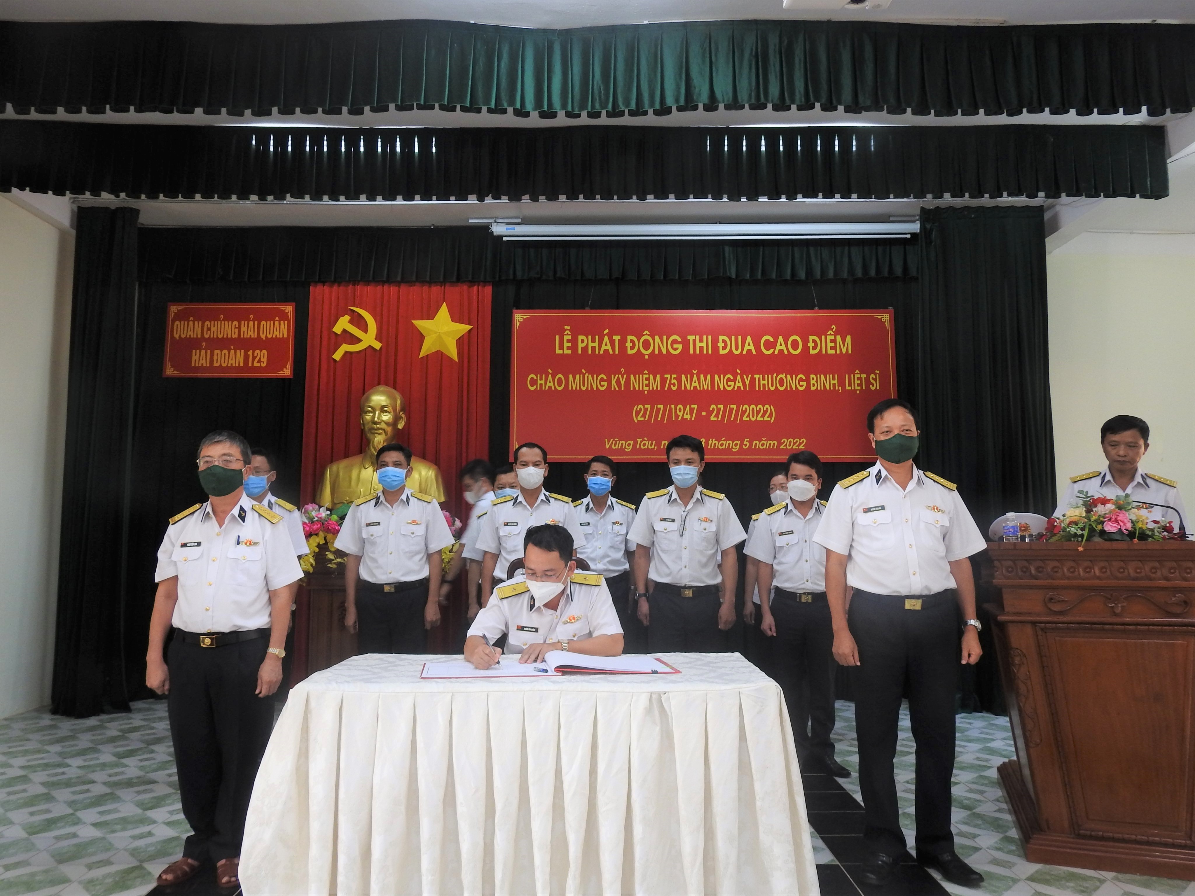 Đại diện các cơ quan, đơn vị ký kết giao ước thi đua.