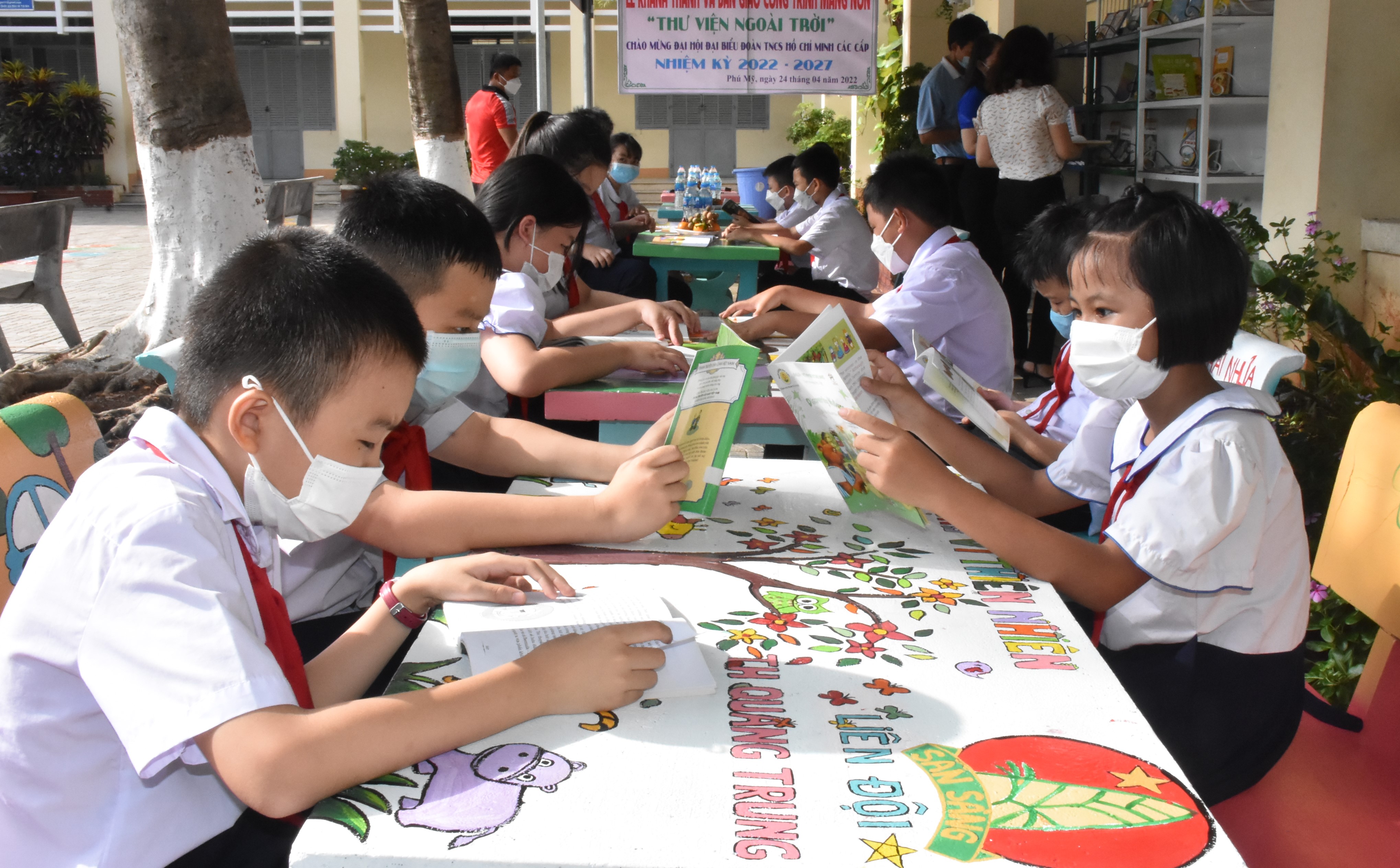 HS, Đội viên Trường TH Quang Trung (TX.Phú Mỹ) đọc sách tại công trình măng non “Thư viện ngoài trời” do Hội đồng Đội TX.Phú Mỹ phối hợp với Liên đội trường thực hiện.