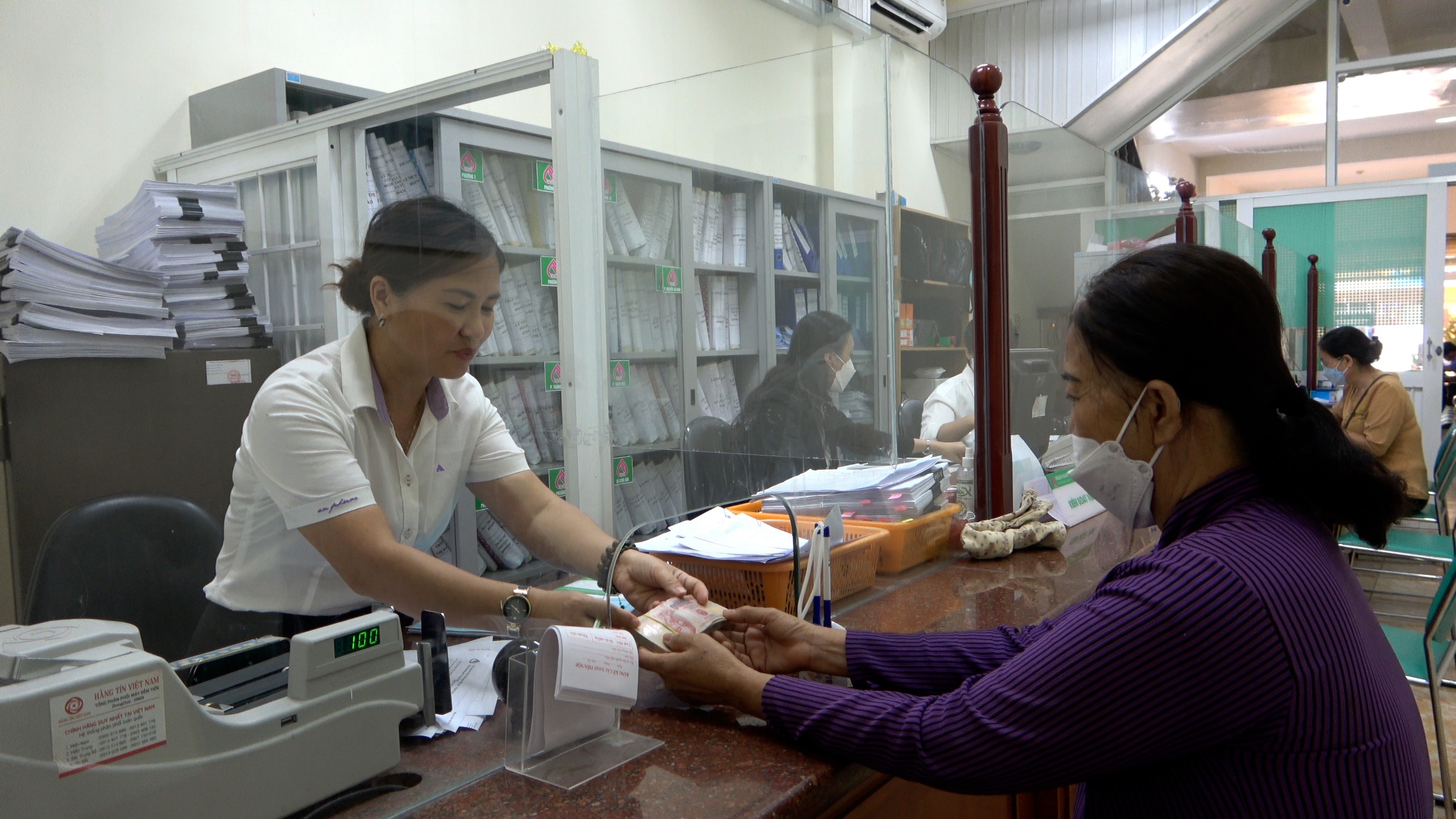 Bà Phan Bé Tư nhận nguồn vốn vay từ Phòng Giao dịch NHCSXH TP. Vũng Tàu để mua thiết bị học tập cho 2 cháu.