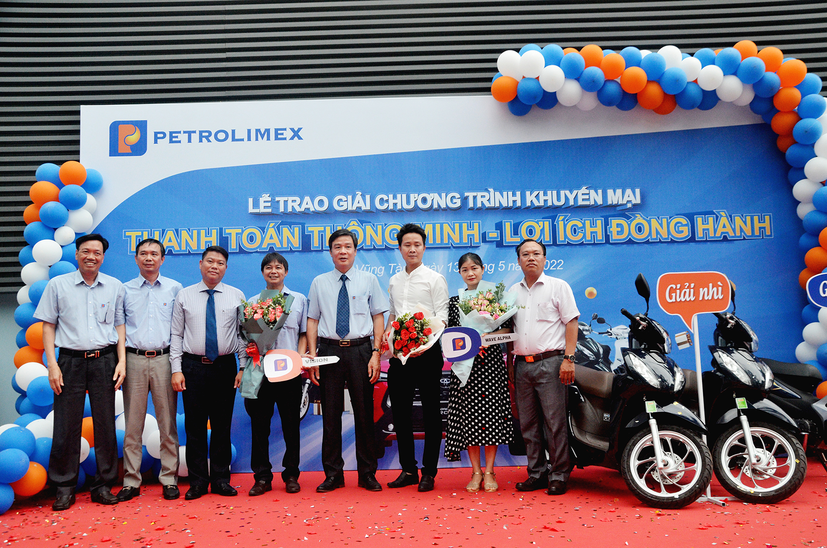 Đại diện Sở Công thương, Cục Quản lý thị trường tỉnh và Petrolimex BR-VT trao giải nhì, ba cho các khách hàng đạt giải.