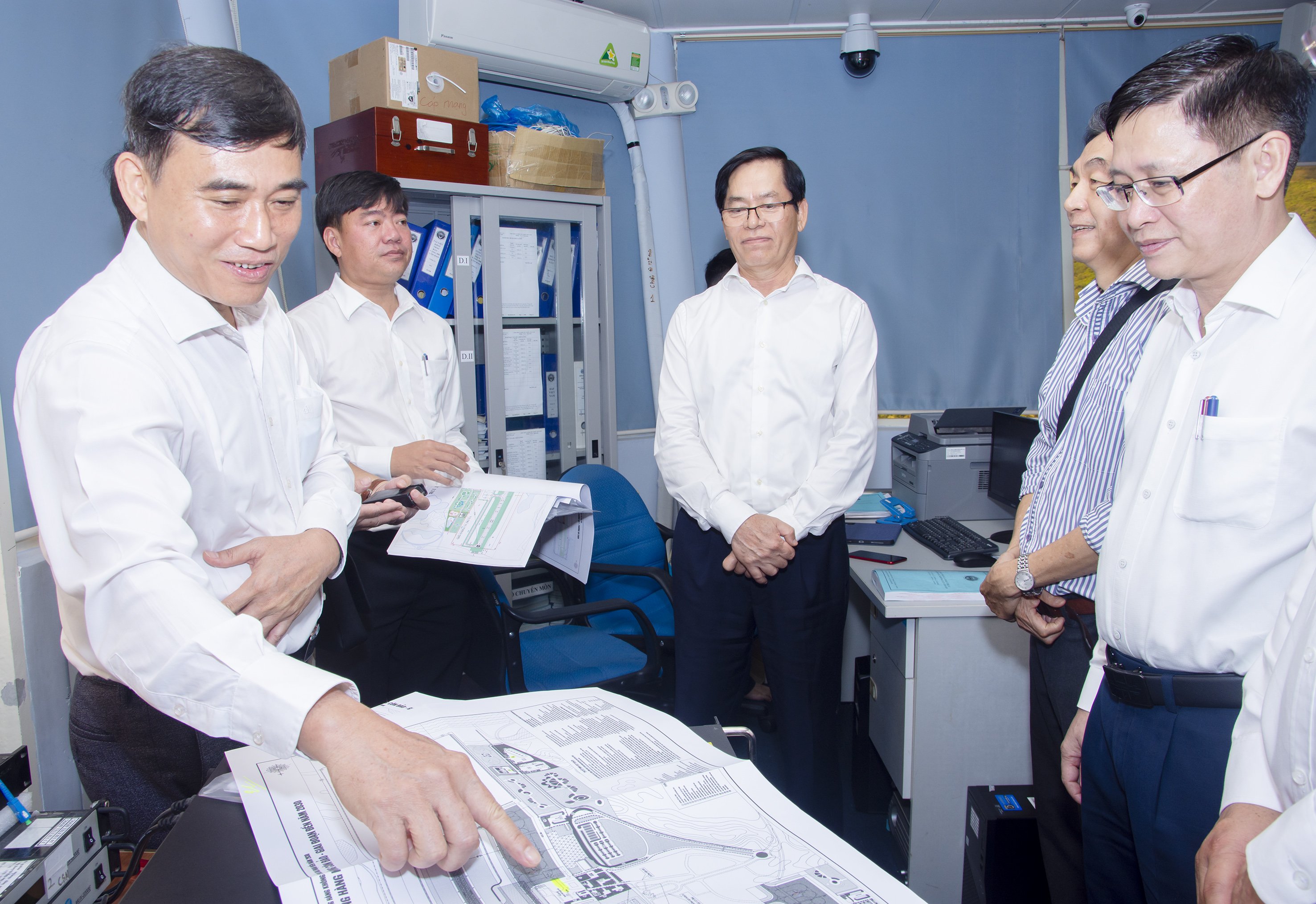 Ông Phạm Viết Thanh, Ủy viên Trung ương Đảng, Bí thư Tỉnh ủy, Chủ tịch HĐND tỉnh cùng lãnh đạo UBND tỉnh, Sở GT-VT khảo sát sơ đồ sân bay Côn Đảo tại đài kiểm soát không lưu.