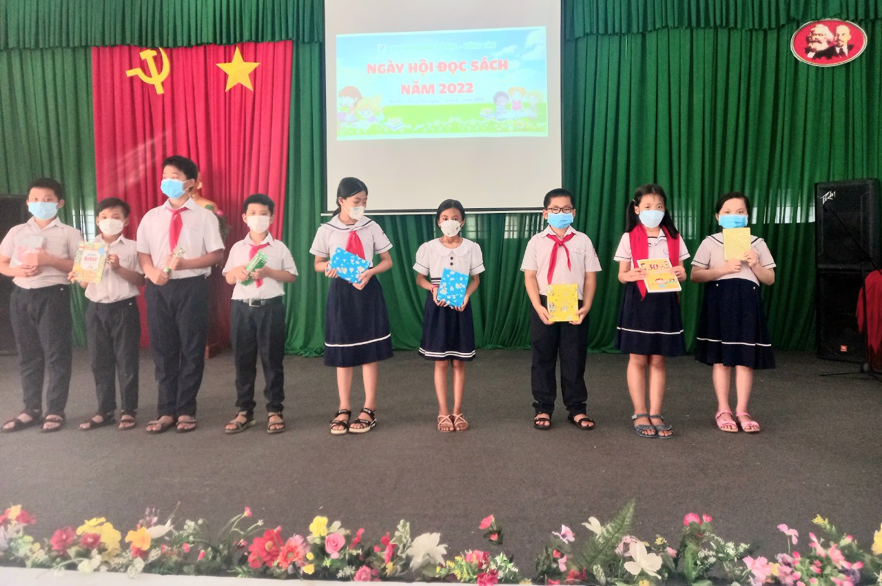 Các em học sinh được nhận quà khi tham gia phần đố vui kiến thức.