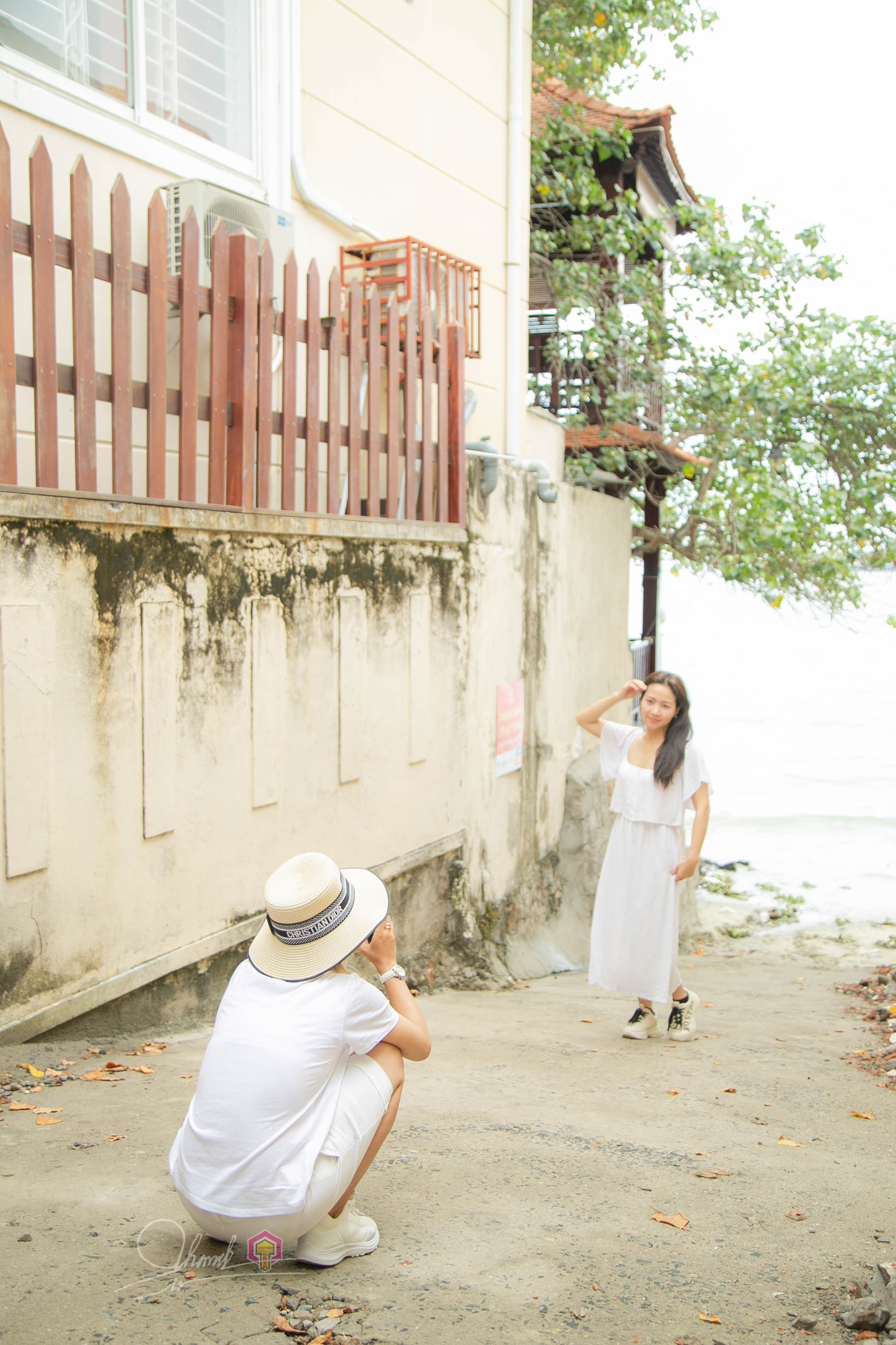 Trang phục váy, áo trắng được các bạn trẻ chọn để phù hợp check - in giữa khung cảnh thơ mộng của con hẻm