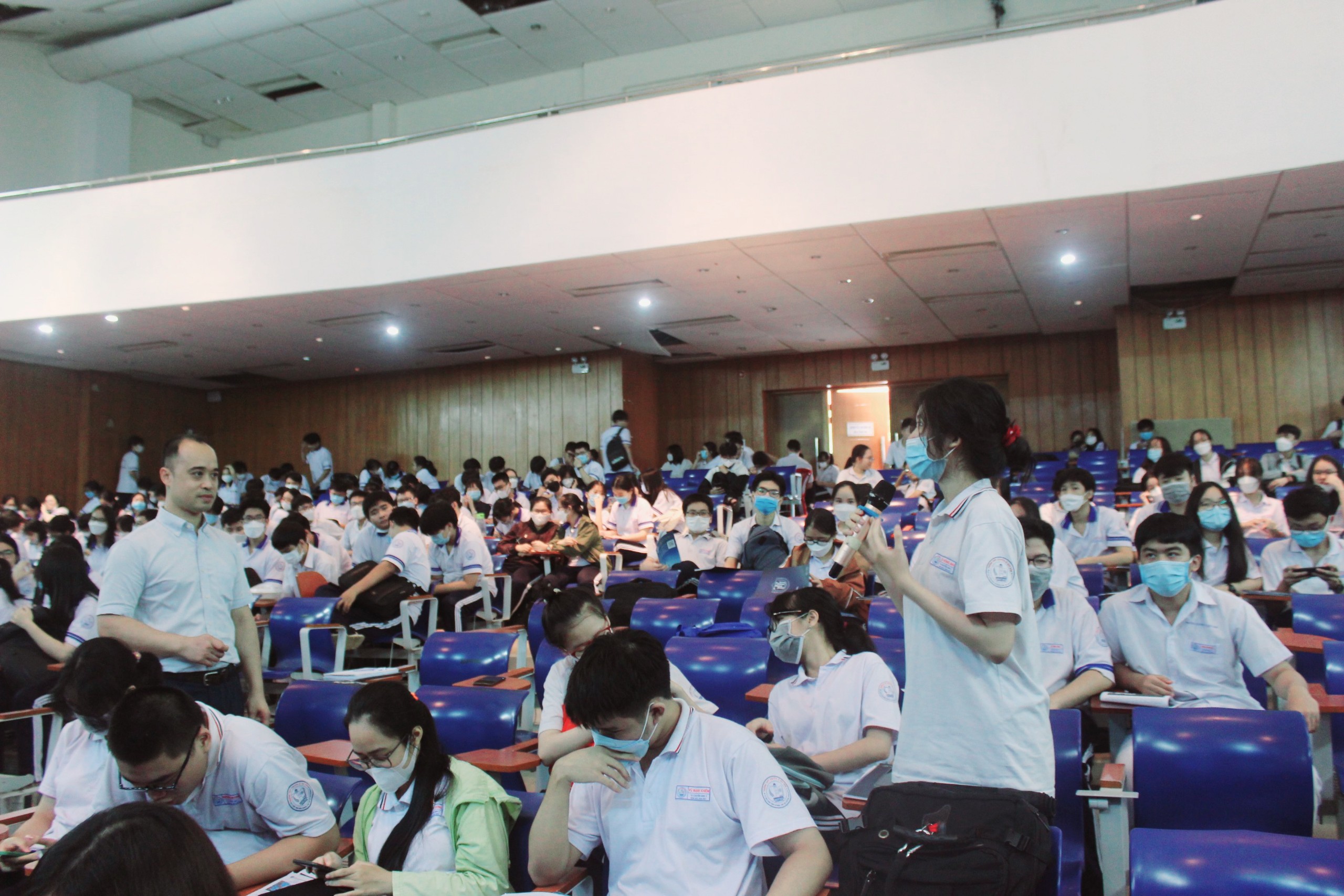 HS đặt câu hỏi về việc chuẩn bị hồ sơ, viết bài luận để có thể giành mức học bổng cao.