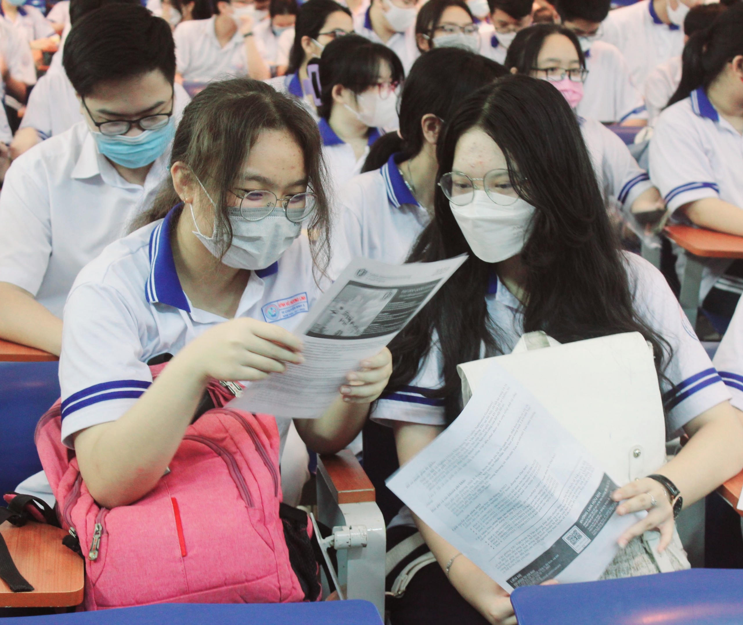 HS Trường THPT chuyên Lê Quý Đôn hào hứng tìm hiểu thông tin du học tại ĐH Quốc tế Tokyo.