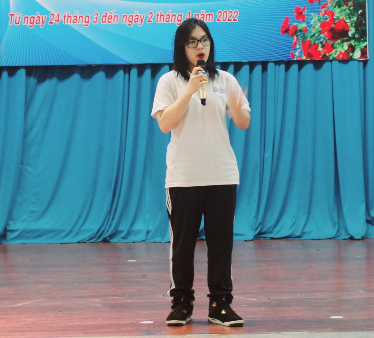 Tại buổi tư vấn, em Hà My, HS Trường THPT chuyên Lê Quý Đôn đã chia sẻ kinh nghiệm chuẩn bị hồ sơ, viết bài luận của mình.