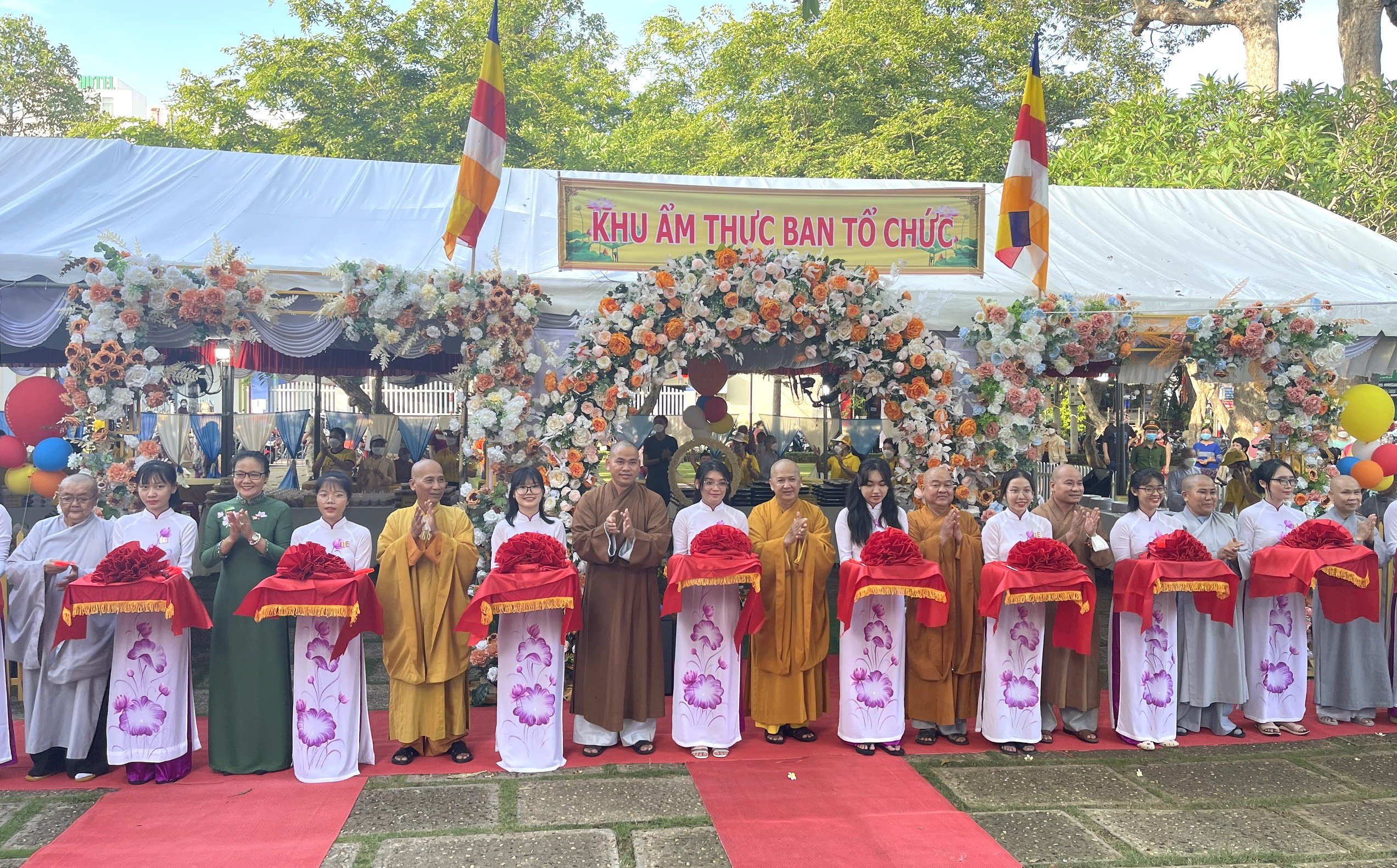 Đại diện Ban Trị sự GHPG Việt Nam tỉnh và đại diện lãnh đạo TP. Vũng Tàu cắt băng khai mạc Hội chợ ẩm thực Phật đản.