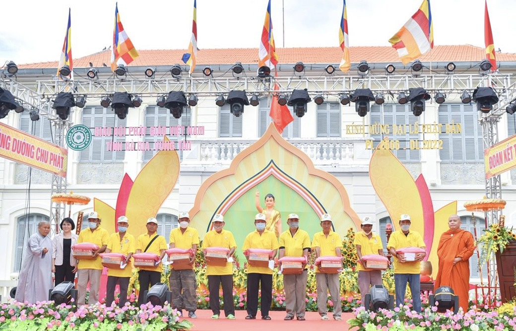 Chủ tịch UBMTTQ Việt Nam TP.Vũng Tàu trao quà cho các hộ khó khăn trên địa bàn. 