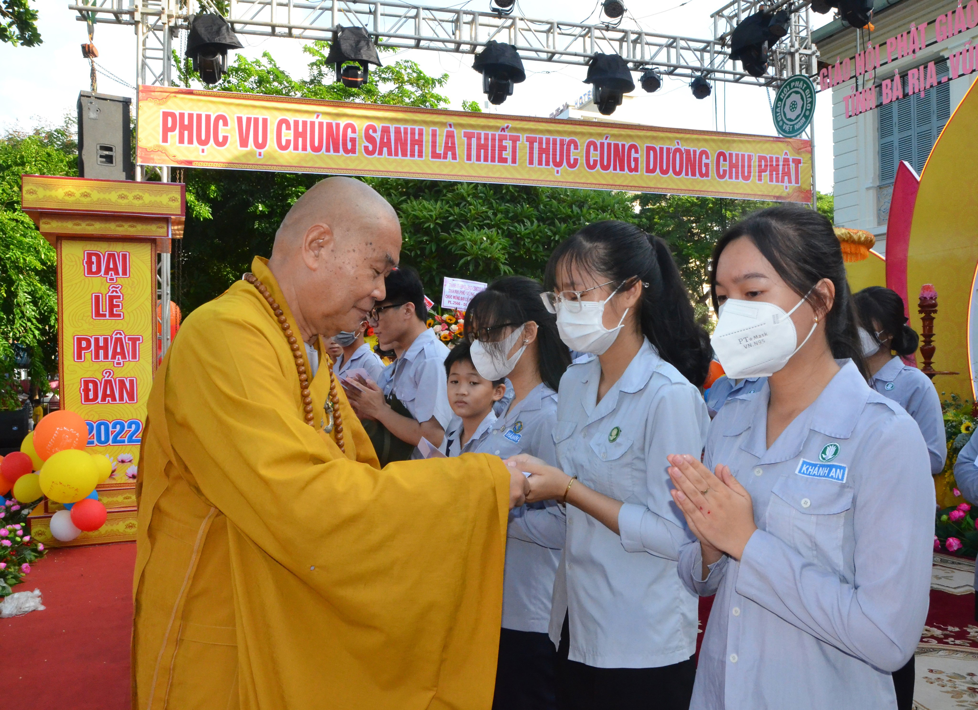 Đại diện Ban trị sự GHPGVN tỉnh trao học bổng cho HS nghèo, có hoàn cảnh khó khăn, hiếu học trên địa bàn tỉnh.