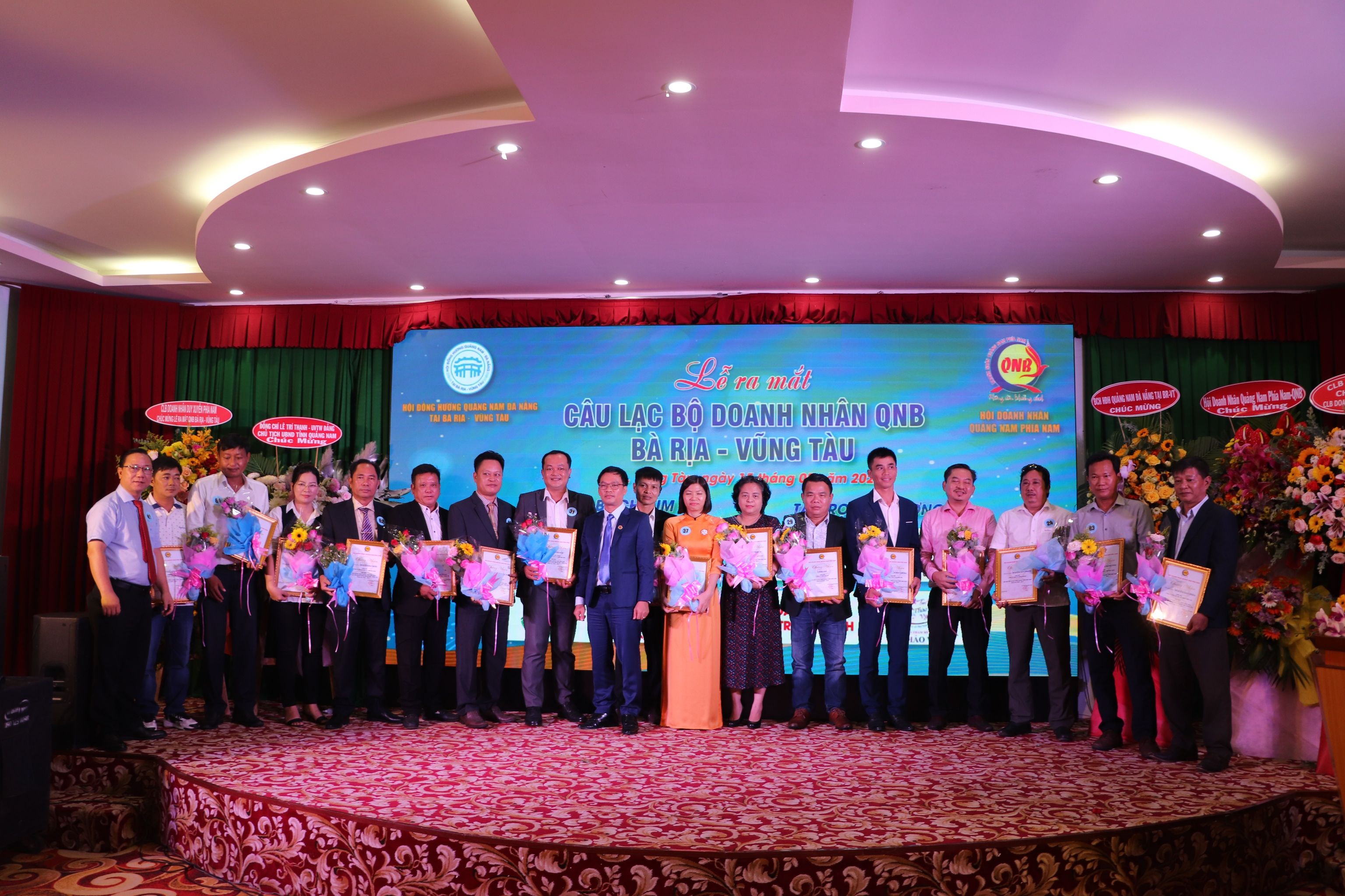 Đại diện QNB phía Nam và QNB Bà Rịa - Vũng Tàu trao giấy chứng nhận cho các hội viên.