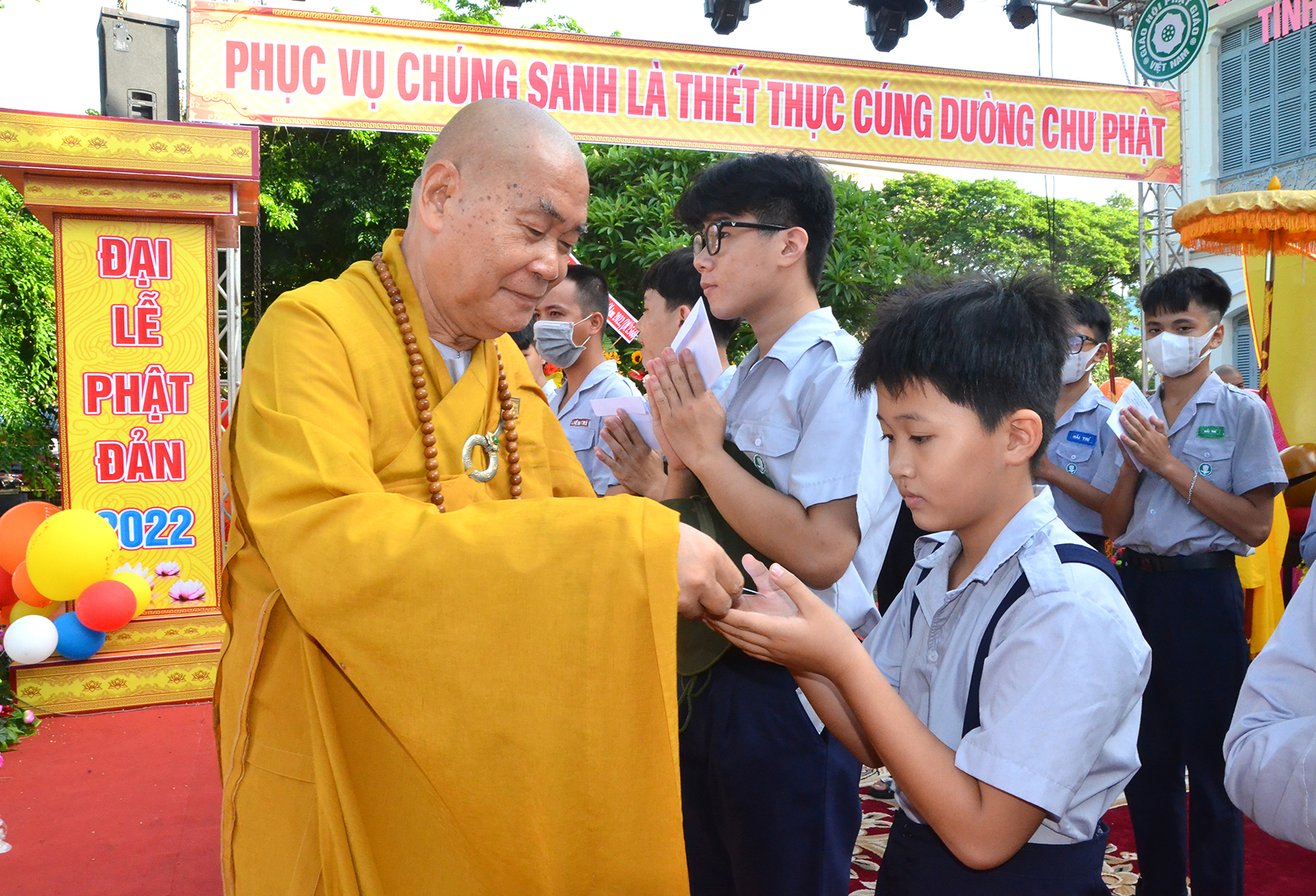 Hòa thượng Thích Như Thị, Phó Trưởng Ban Thường trực Ban trị sự GHPGVN tỉnh trao học bổng cho HS nghèo hiếu học trên địa bàn tỉnh.