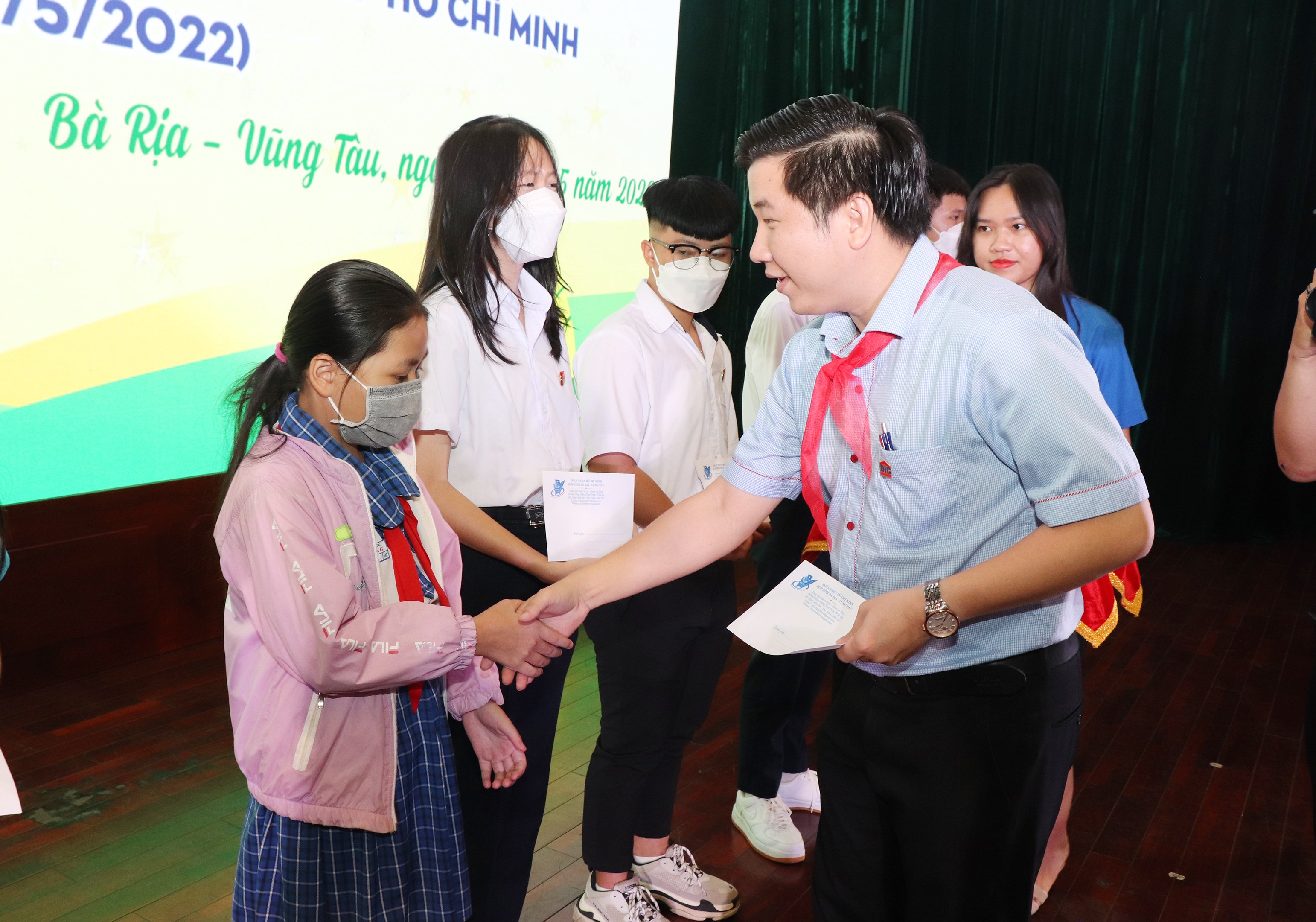 Anh Lê Quý Thành, Phó Bí thư Đoàn cơ sở Công ty CP Bất động sản DIC trao học bổng tới các đội viên có hoàn cảnh khó khăn vươn lên trong học tập.