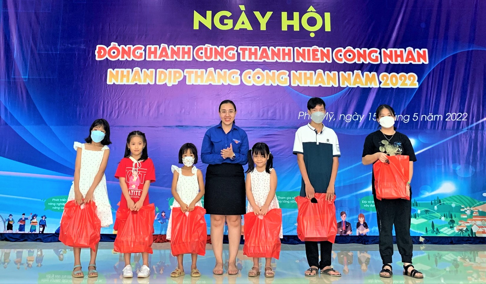 Thị Đoàn Phú Mỹ tặng quà cho các em thiếu nhi là con thanh niên công nhân có hoàn cảnh  khó khăn tại Ngày hội.