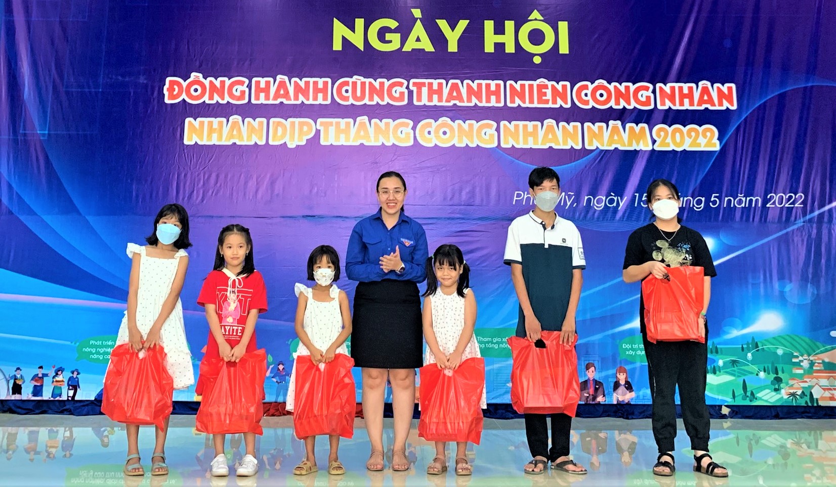 Thị Đoàn Phú Mỹ tặng quà cho các em thiếu nhi là con thanh niên công nhân có hoàn cảnh  khó khăn tại Ngày hội.
