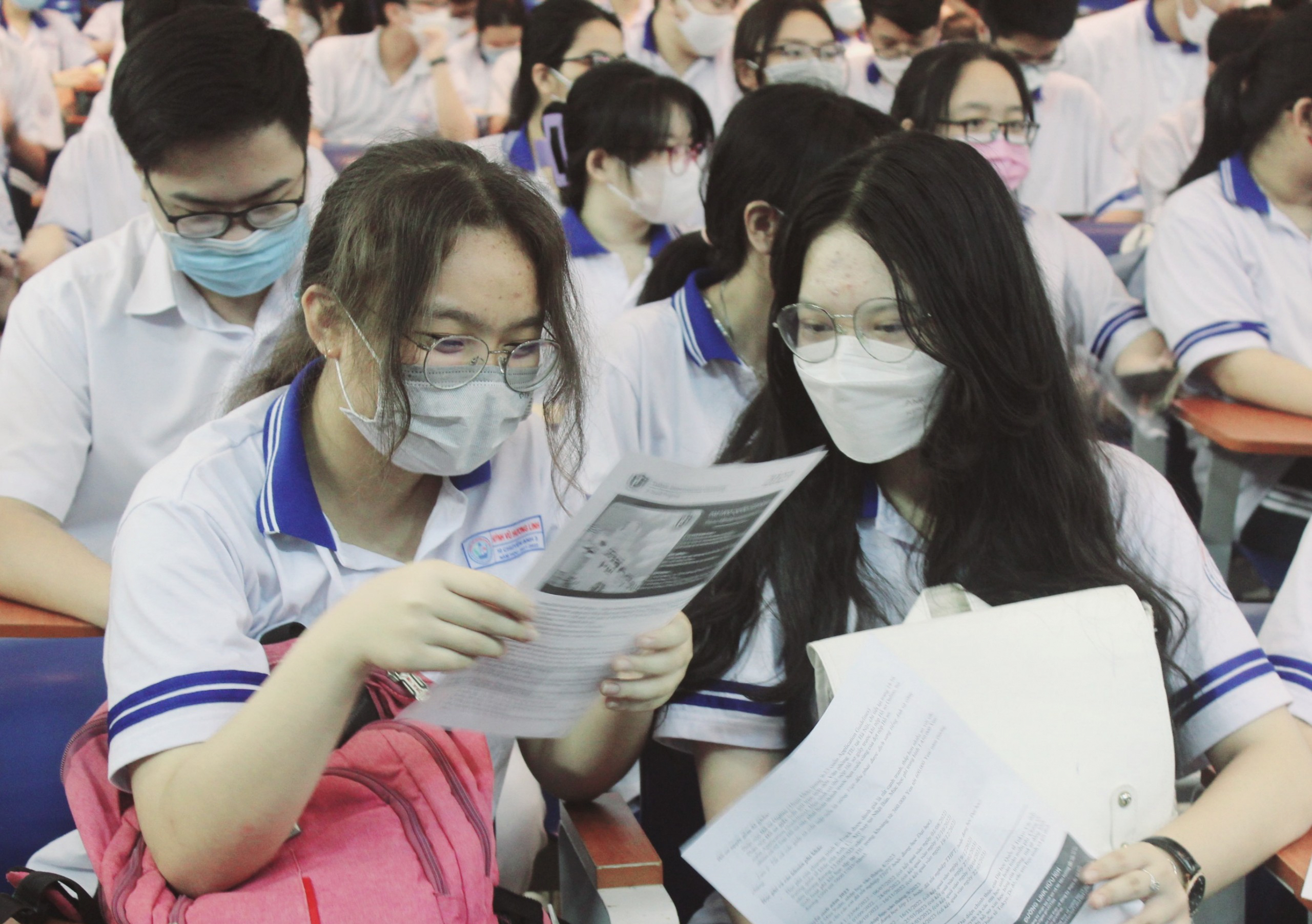 HS Trường THPT chuyên Lê Quý Đôn hào hứng tìm hiểu thông tin du học tại ĐH Quốc tế Tokyo.