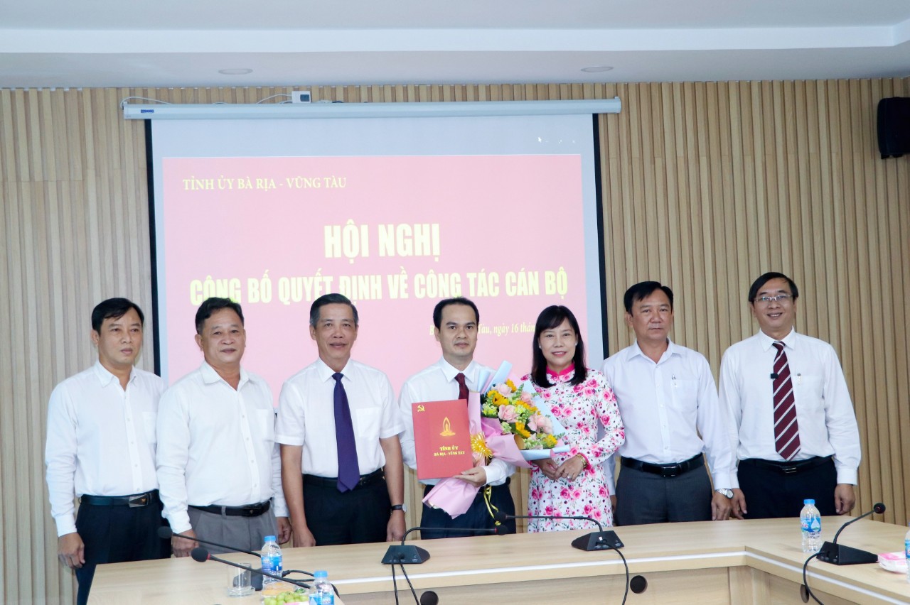 Ông Lưu Tài Đoàn cùng đại diện lãnh đạo các sở, ban ngành, Ban Biên tập Báo Bà Ria-Vũng Tàu, Đài PT-TH tỉnh tặng hoa chúc mừng ông Nguyễn Văn Tiện.