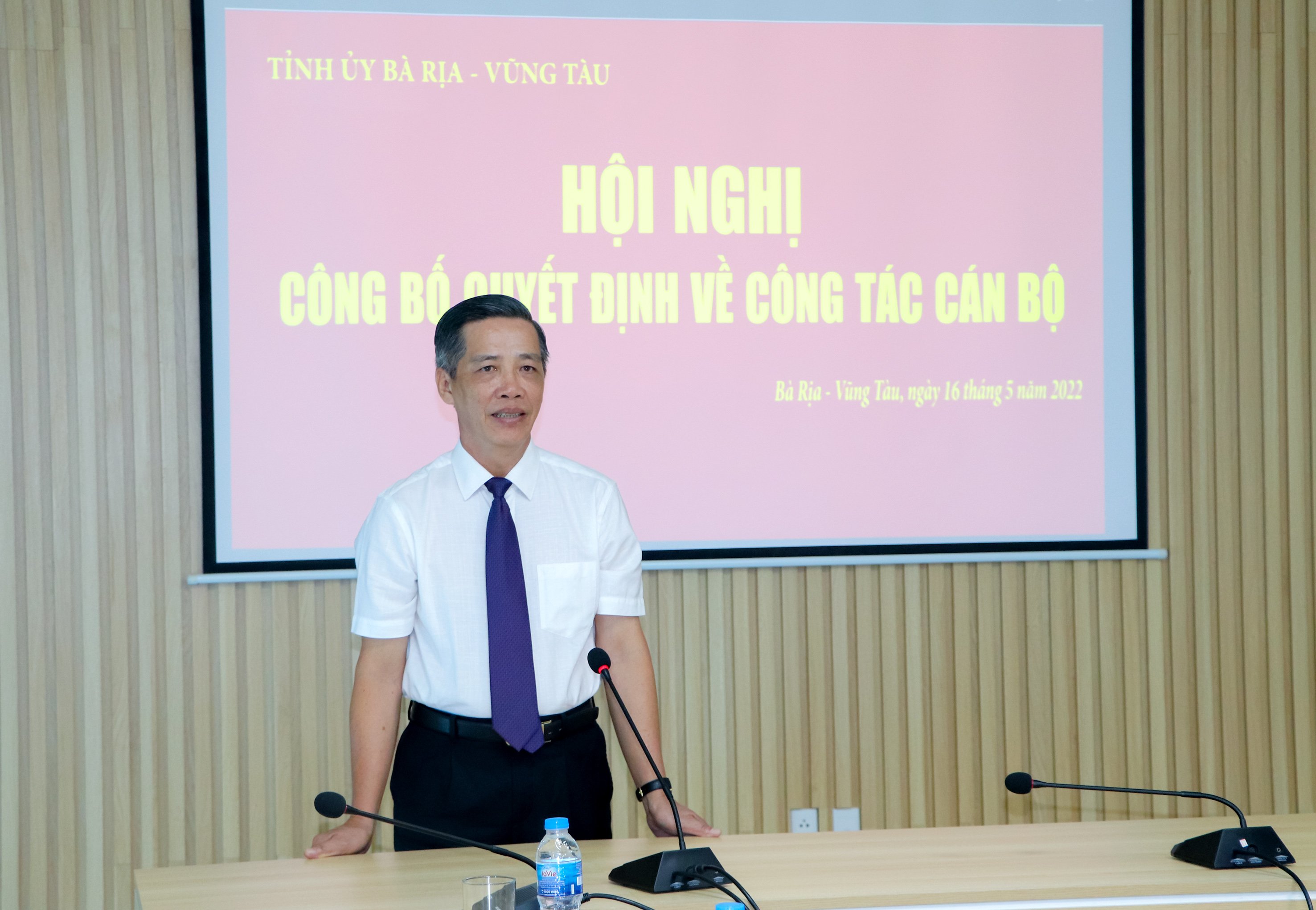 Ông Lưu Tài Đoàn, Ủy viên Ban Thường vụ, Trưởng Ban Tổ chức Tỉnh ủy phát biểu giao nhiệm vụ cho ông ông Nguyễn Văn Tiện tại buổi lễ.