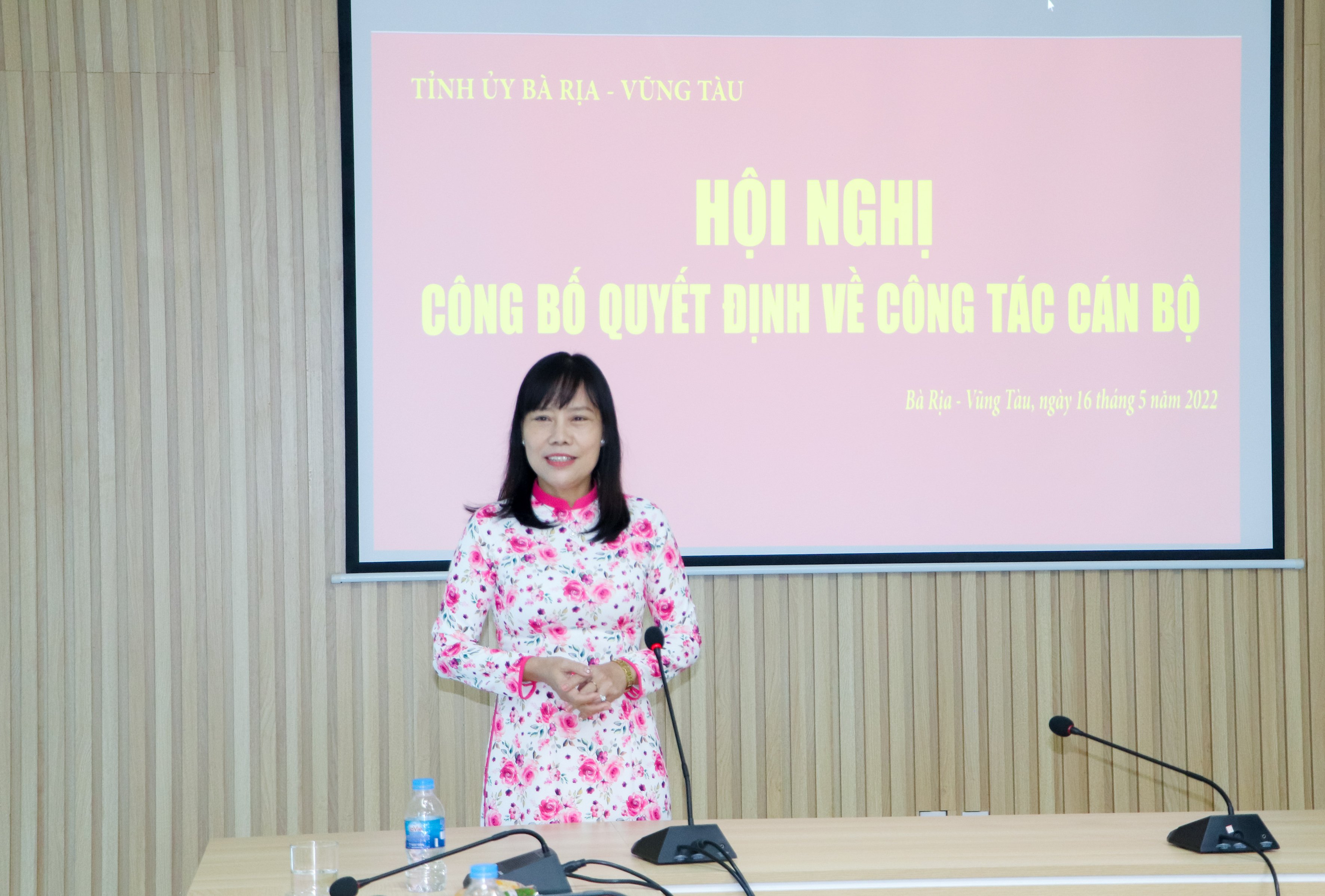 Bà Đỗ Nguyễn Hoàng Dung, Quyền Tổng Biên tập Báo Bà Rịa-Vũng Tàu phát biểu chúc mừng ông Nguyễn Văn Tiện.