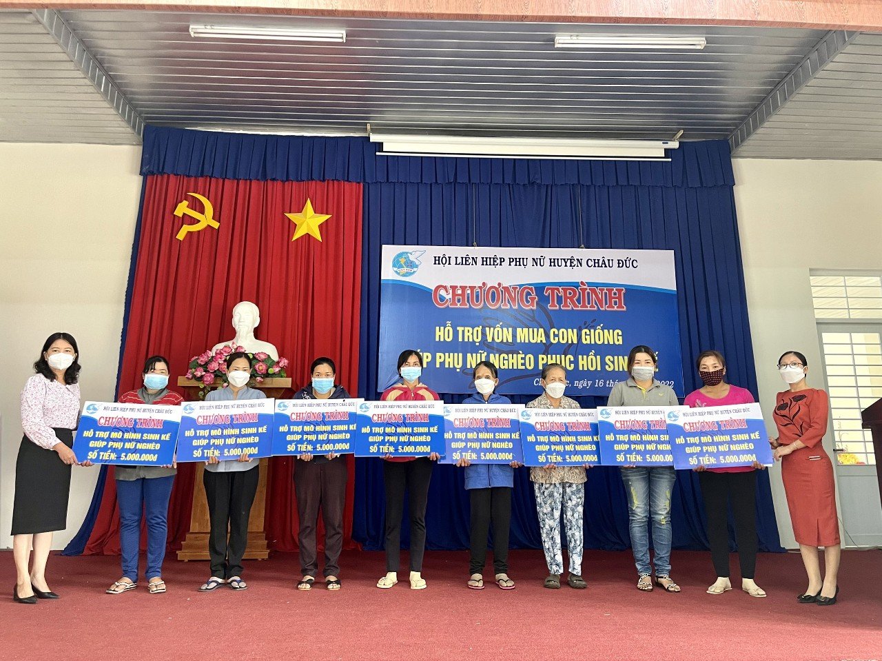 Bà Bùi Thị Sen (bên trái), Chủ tịch Hội LHPN huyện Châu Đức trao tiền cho các hộ hội viên phụ nữ để phát triển mô hình nuôi dê sinh sản.