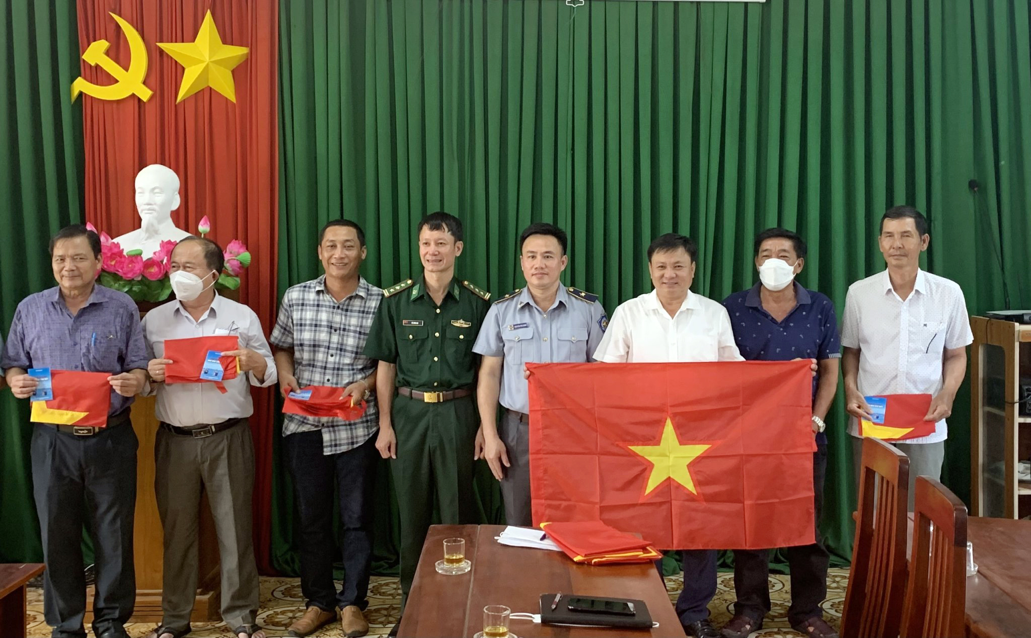 Đại diện Đoàn công tác của Cục kiểm ngư và Bộ Chỉ huy Bộ đội biên phòng tỉnh tặng cờ Tổ quốc cho ngư dân xã Phước Tỉnh.