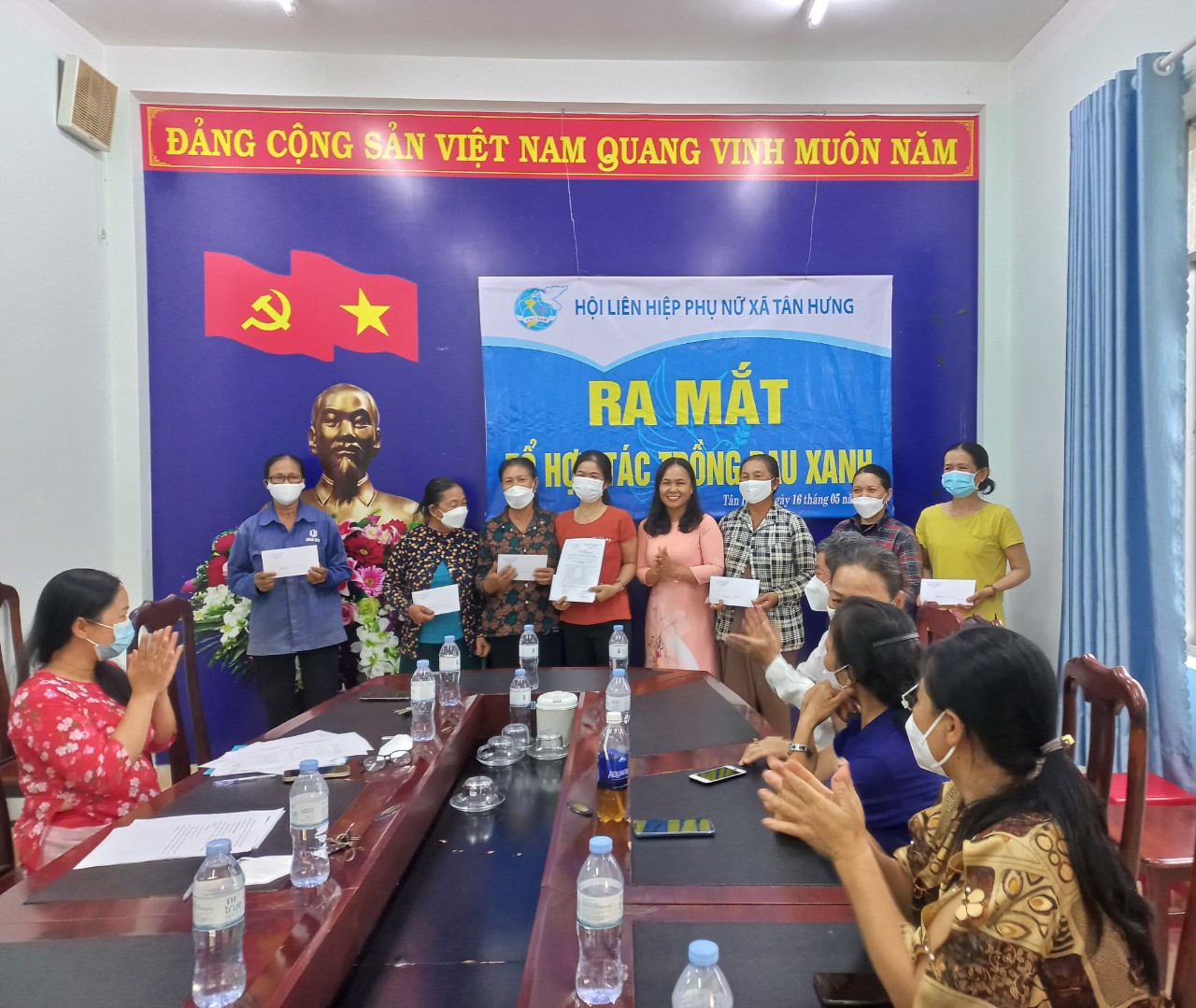Lễ ra mắt Tổ hợp tác trồng rau xanh của Hội Liên hiệp Phụ nữ xã Tân Hưng.