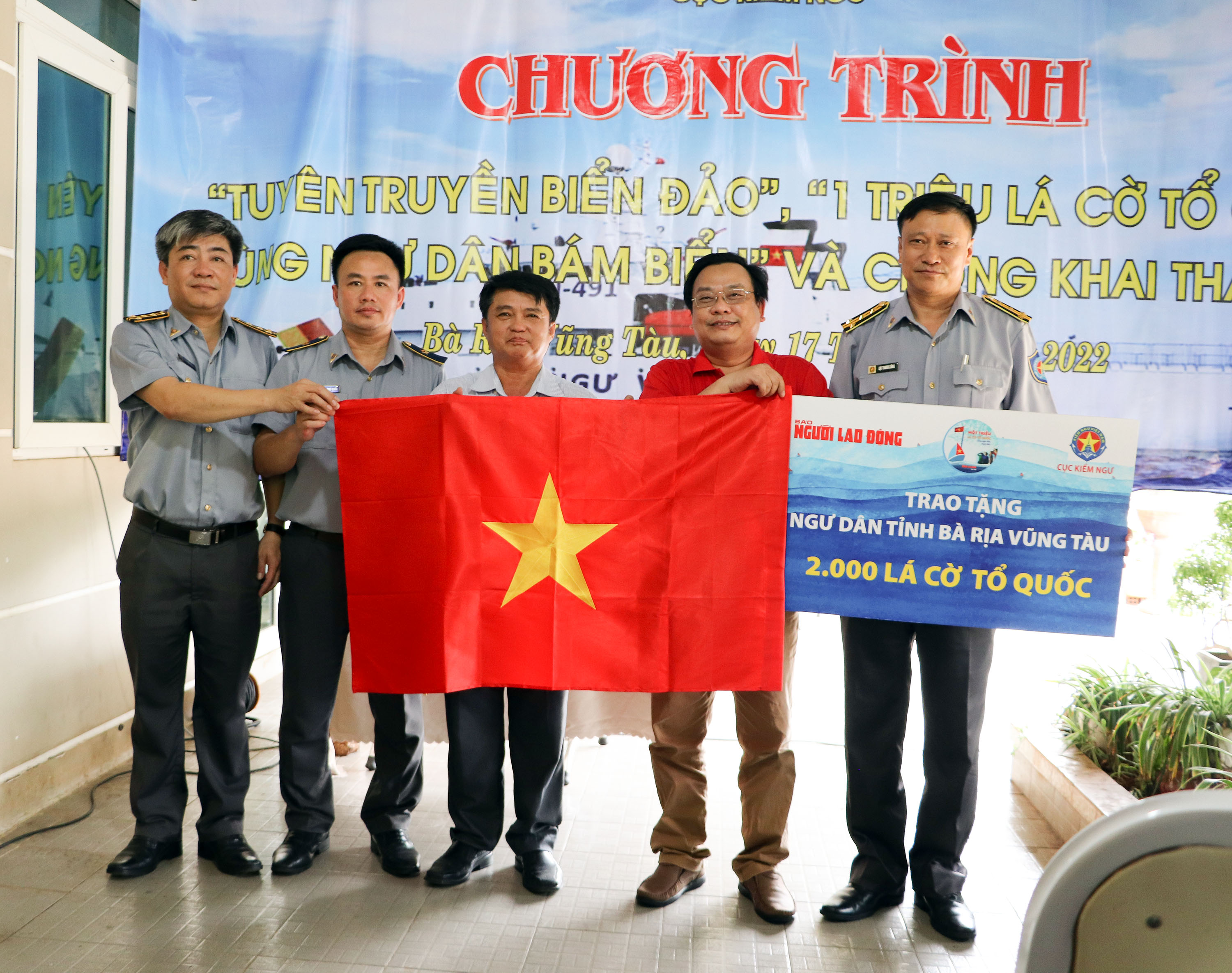 Đại diện Báo Người lao động, Cục Kiểm ngư tặng tượng trưng 2.000 cờ tổ quốc cho ngư dân BR-VT.