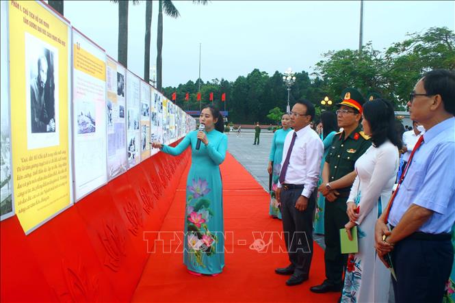 Các đại biểu tham quan các bức ảnh tại Triển lãm “Đẩy mạnh học tập và làm theo tư tưởng, đạo đức, phong cách Hồ Chí Minh”. 