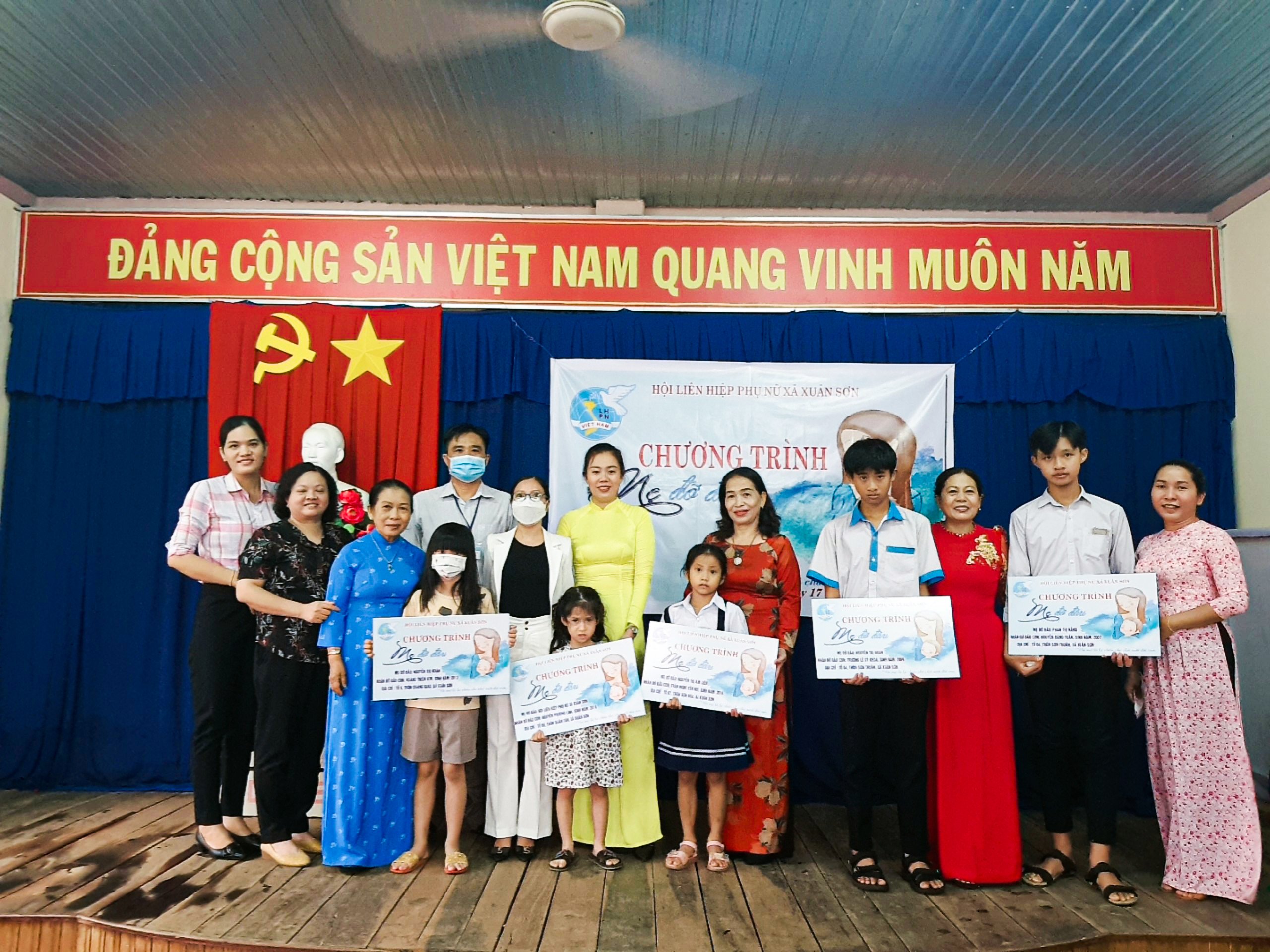 Lãnh đạo UBND Xuân Sơn và các tổ chức, cá nhân cam kết hỗ trợ kinh phí thường xuyên cho 5 trẻ mồ côi có hoàn cảnh đặc biệt khó khăn trên địa bàn.