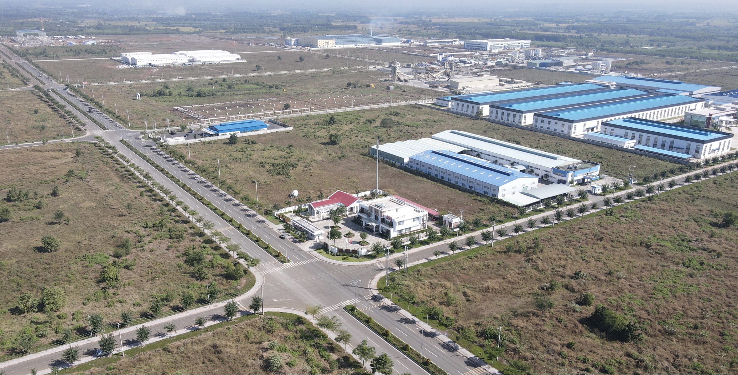 Để đón vốn đầu tư trực tiếp nước ngoài, tỉnh tập trung đầu tư hạ tầng các KCN.  Trong ảnh: KCN Đất Đỏ 1 hiện hoàn thiện hạ tầng sẵn sàng đón sóng đầu tư.