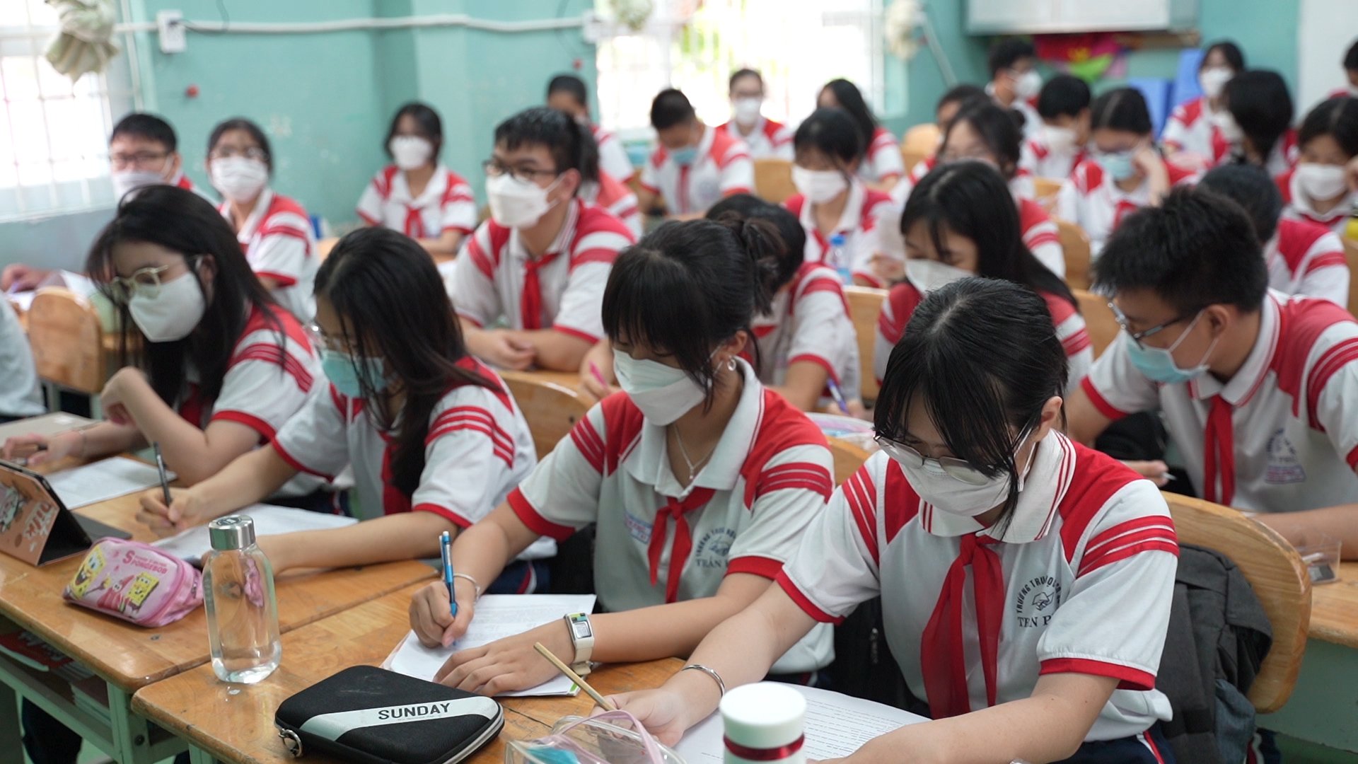 Học sinh Trường THCS Trần Phú, TP.Vũng Tàu trong giờ ôn tập để thi vào lớp 10. 