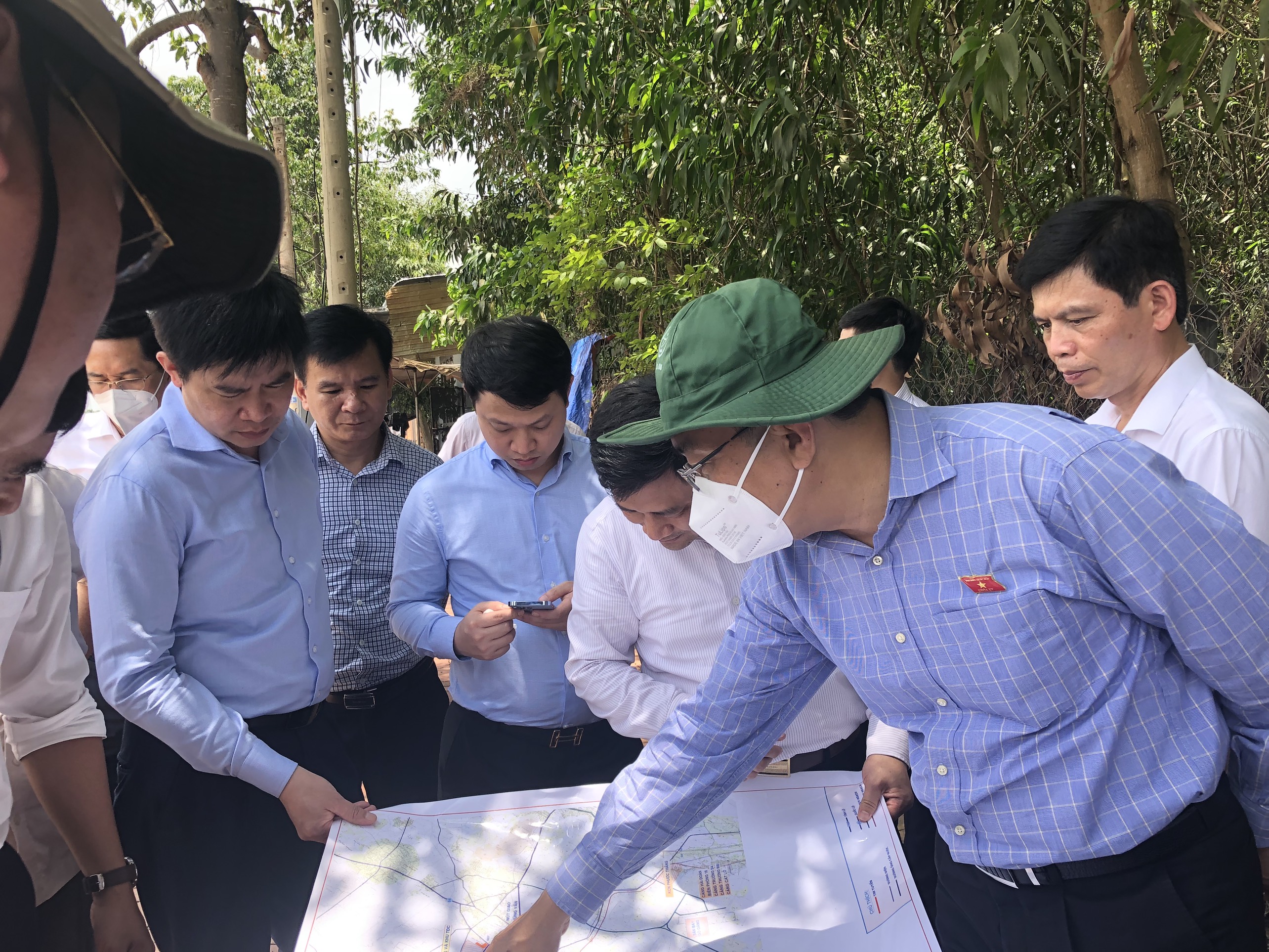 Đoàn công tác kiểm tra, đối chiếu hướng tuyến trên bản đồ với hiện trạng trên thực địa  tại vị trí điểm cuối của tuyến cao tốc Biên Hòa - Vũng Tàu.
