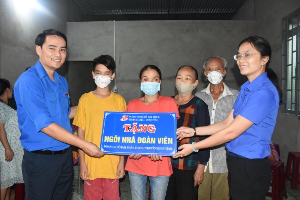 Tỉnh Đoàn, Đoàn cơ sở Đài Phát thanh-Truyền hình tỉnh tặng 