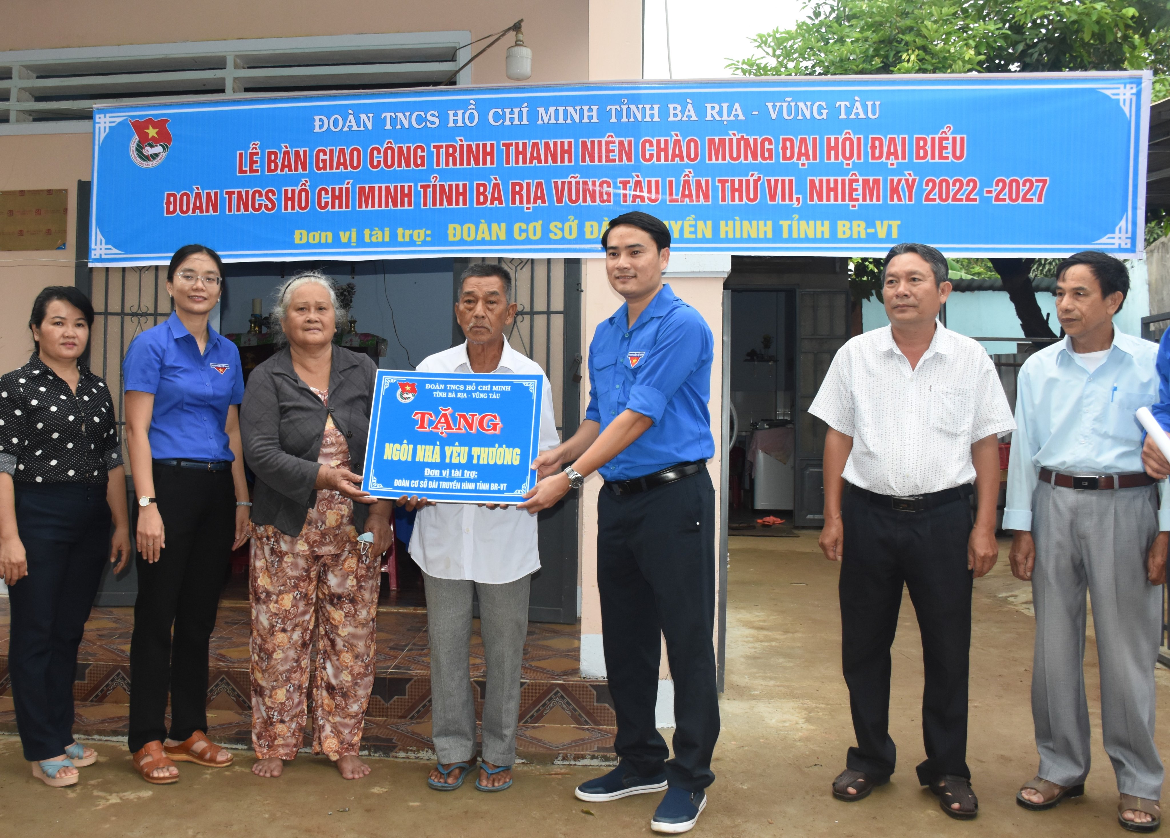 Tỉnh đoàn, Đoàn cơ sở Đài Phát thanh-Truyền hình tỉnh tặng 
