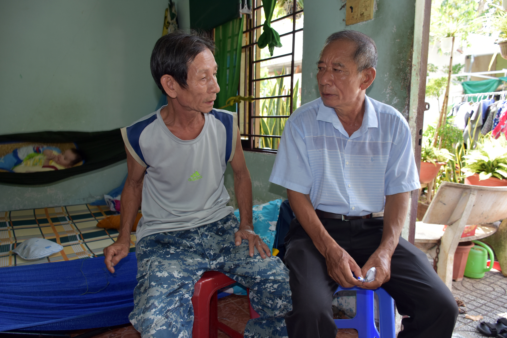 Ông Phạm Thành Biển (bên phải), Bí thư Chi bộ KP.1, Đảng bộ phường Thắng Nhì trao đổi, nắm tình hình điều trị của con trai ông Đoàn Thanh Tùng (chạy xe ôm, nhà trọ số 150/50/1 Lê Lợi, TP. Vũng Tàu). Ảnh: PHÚC LƯU